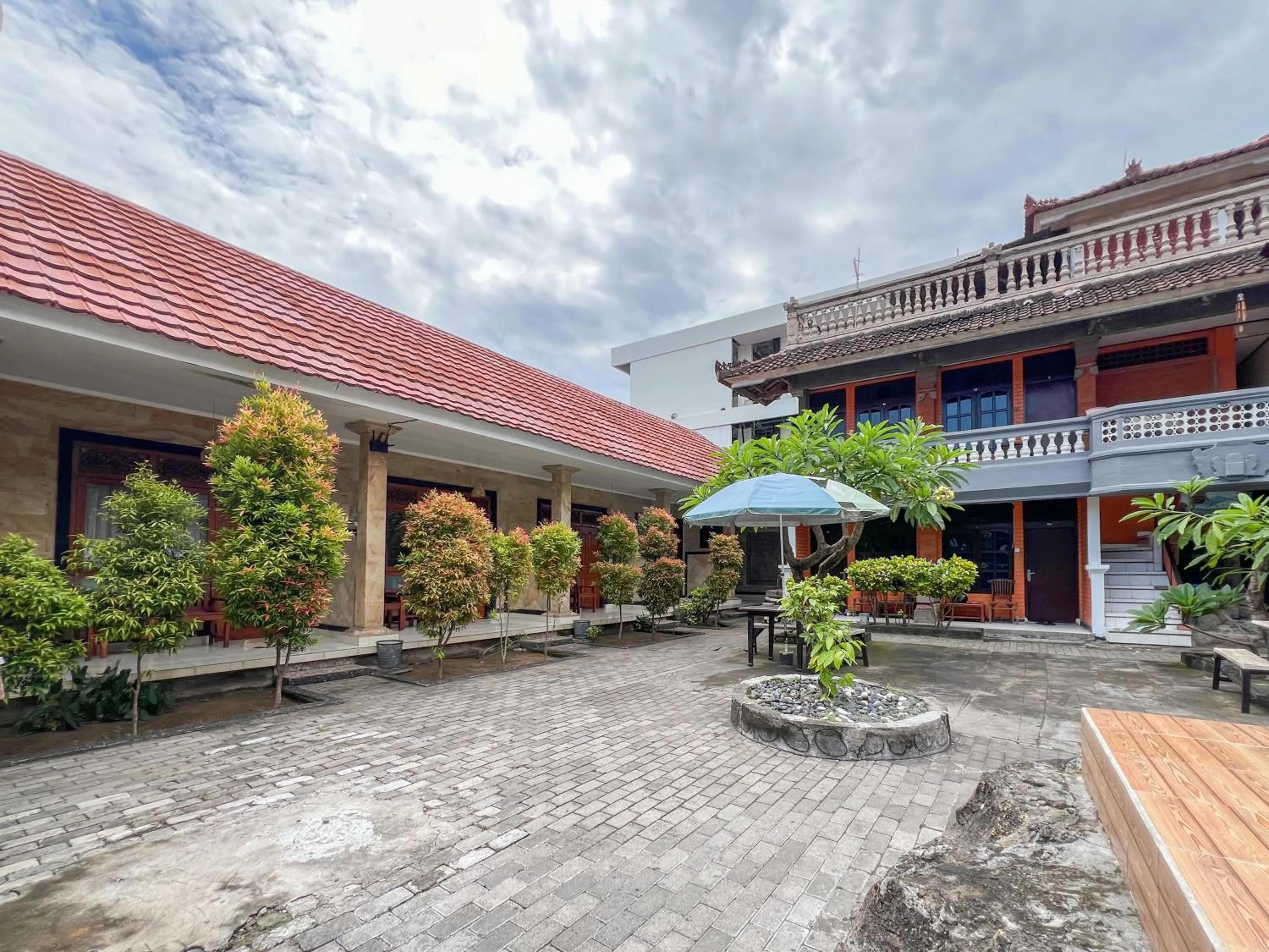 Facade/entrance in RedDoorz at Mahendra Beach Inn Kuta