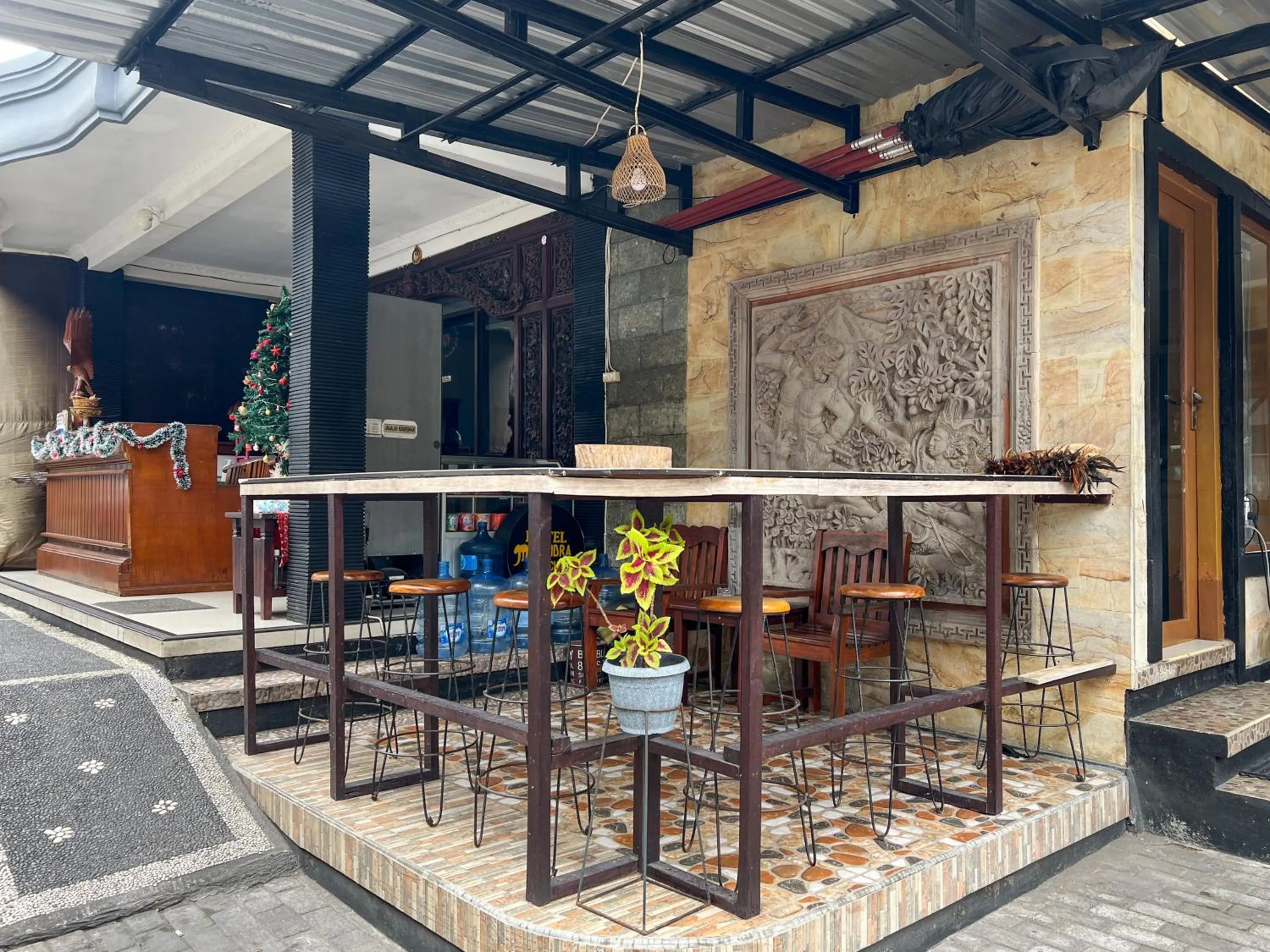 Seating area in RedDoorz at Mahendra Beach Inn Kuta