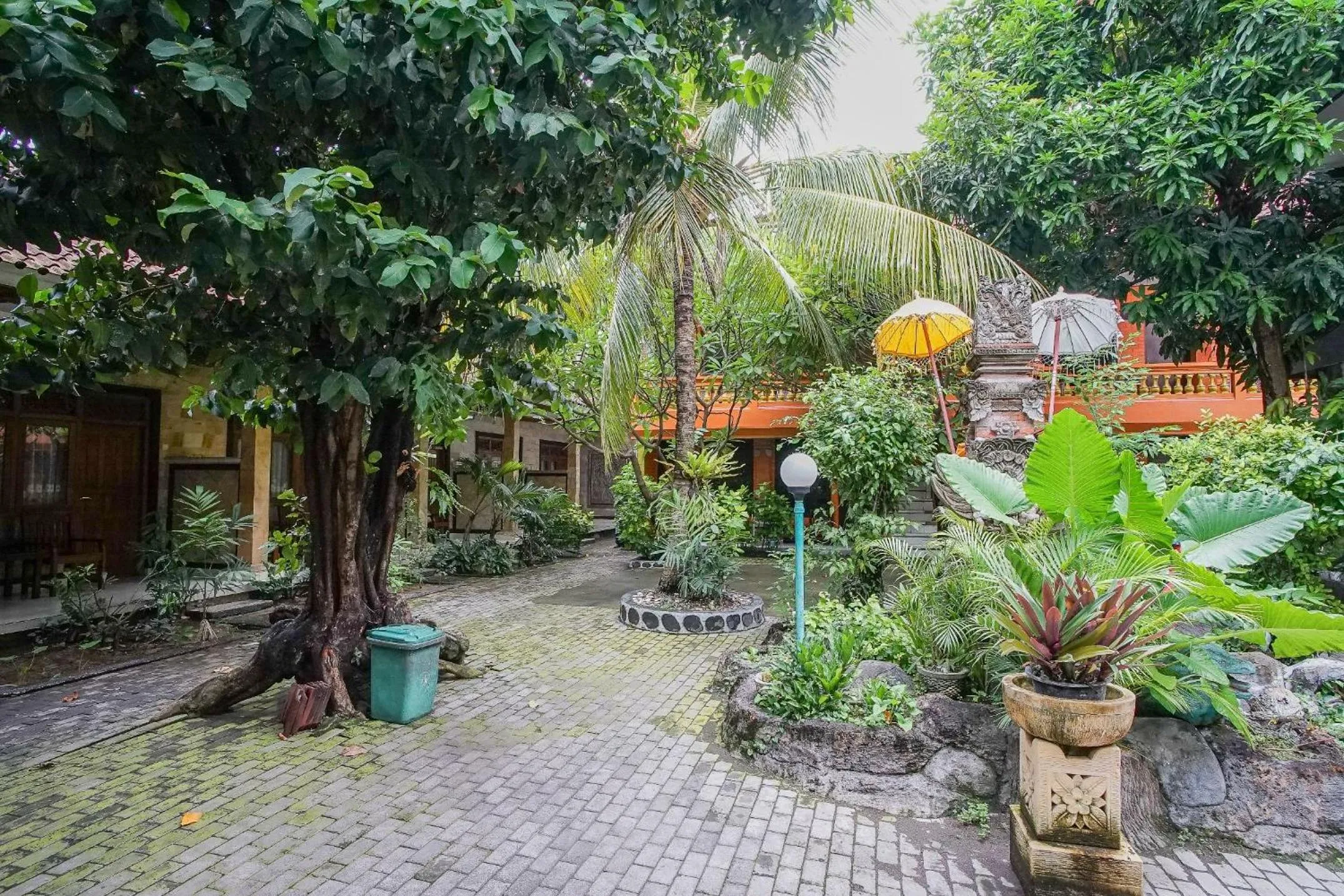 Garden in Mahendra Beach Inn