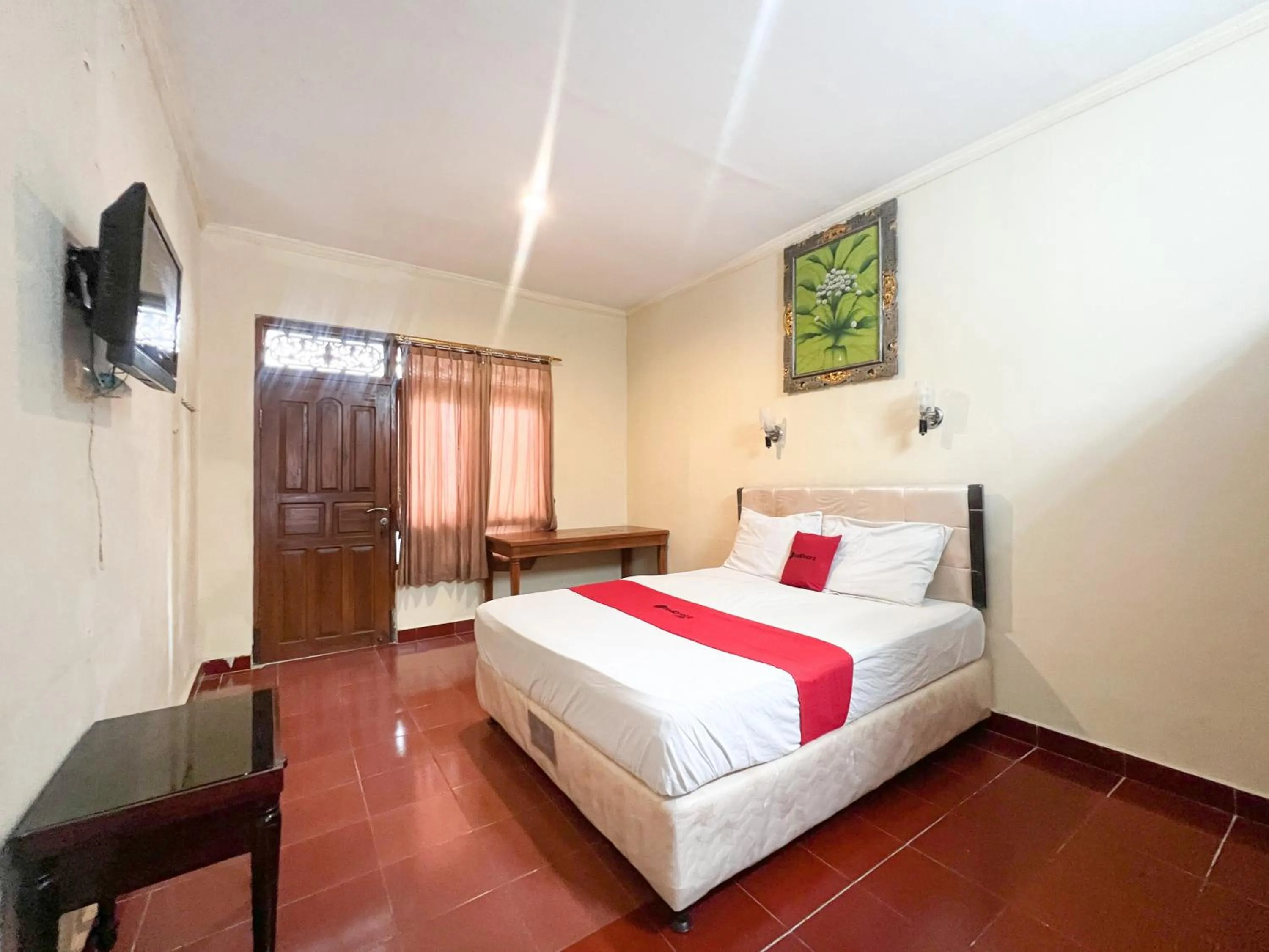 Bedroom, Bed in RedDoorz at Mahendra Beach Inn Kuta