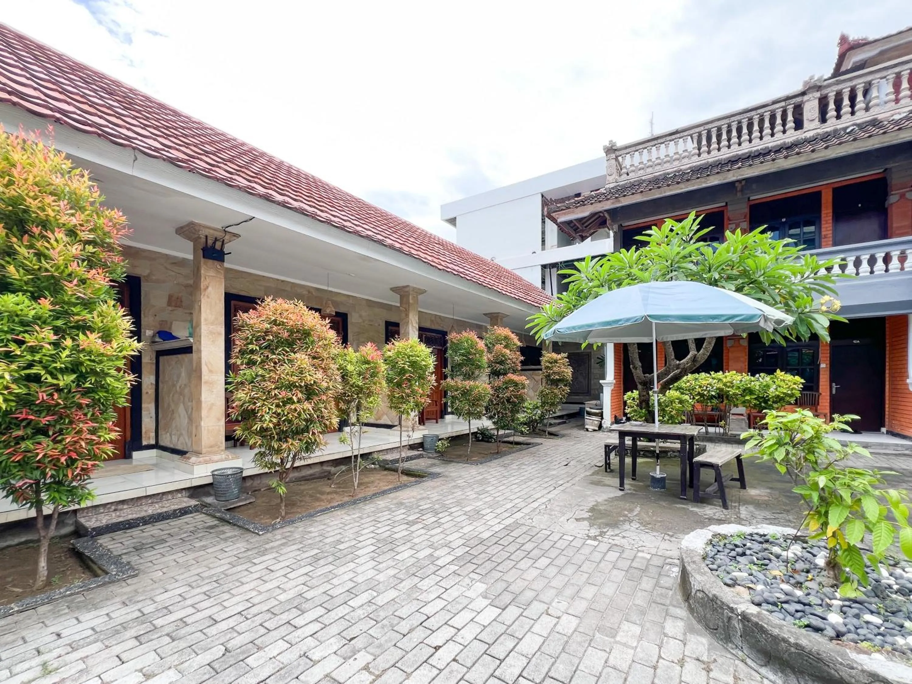 Facade/entrance in RedDoorz at Mahendra Beach Inn Kuta