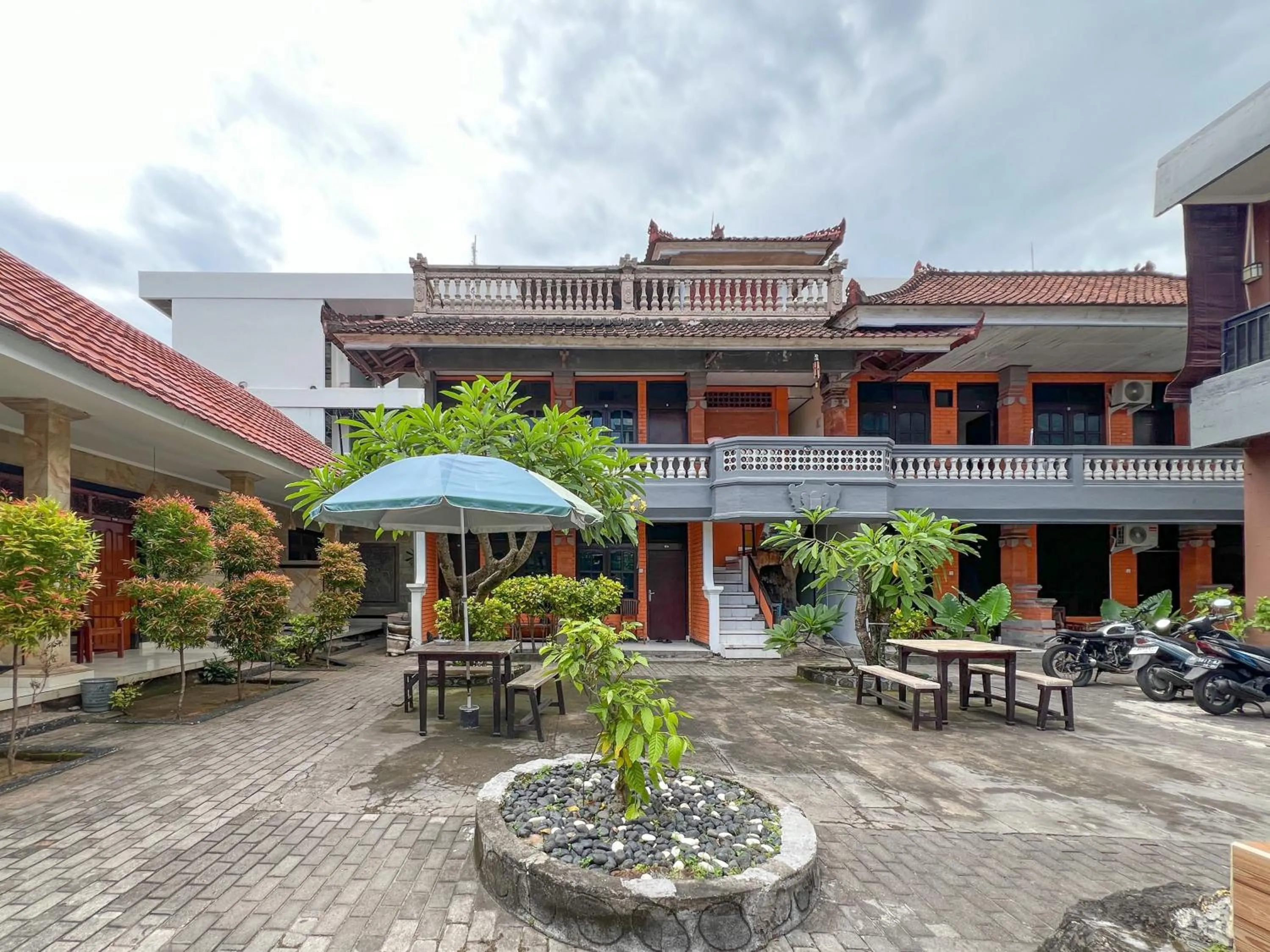 Facade/entrance in RedDoorz at Mahendra Beach Inn Kuta
