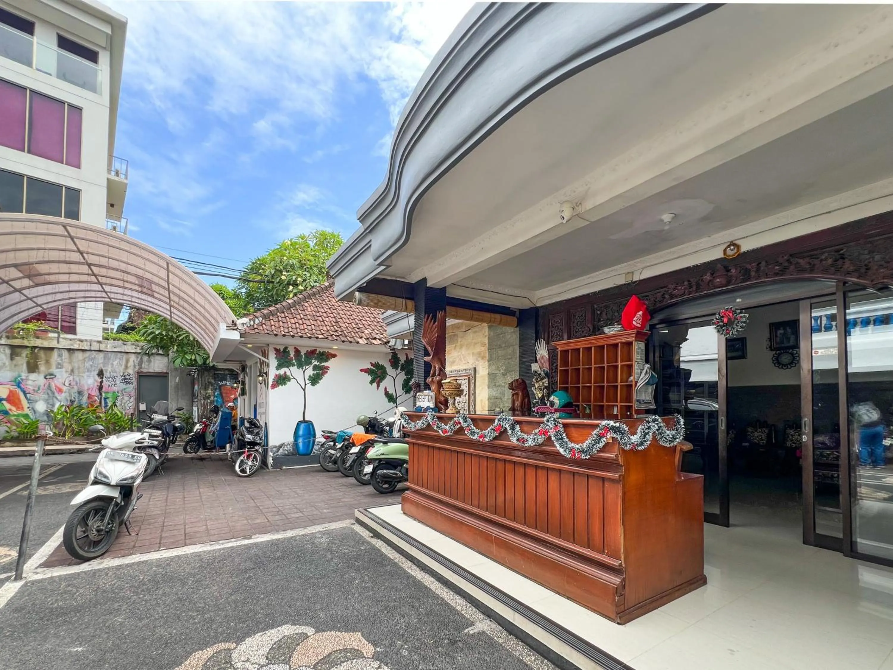 Lobby or reception in RedDoorz at Mahendra Beach Inn Kuta