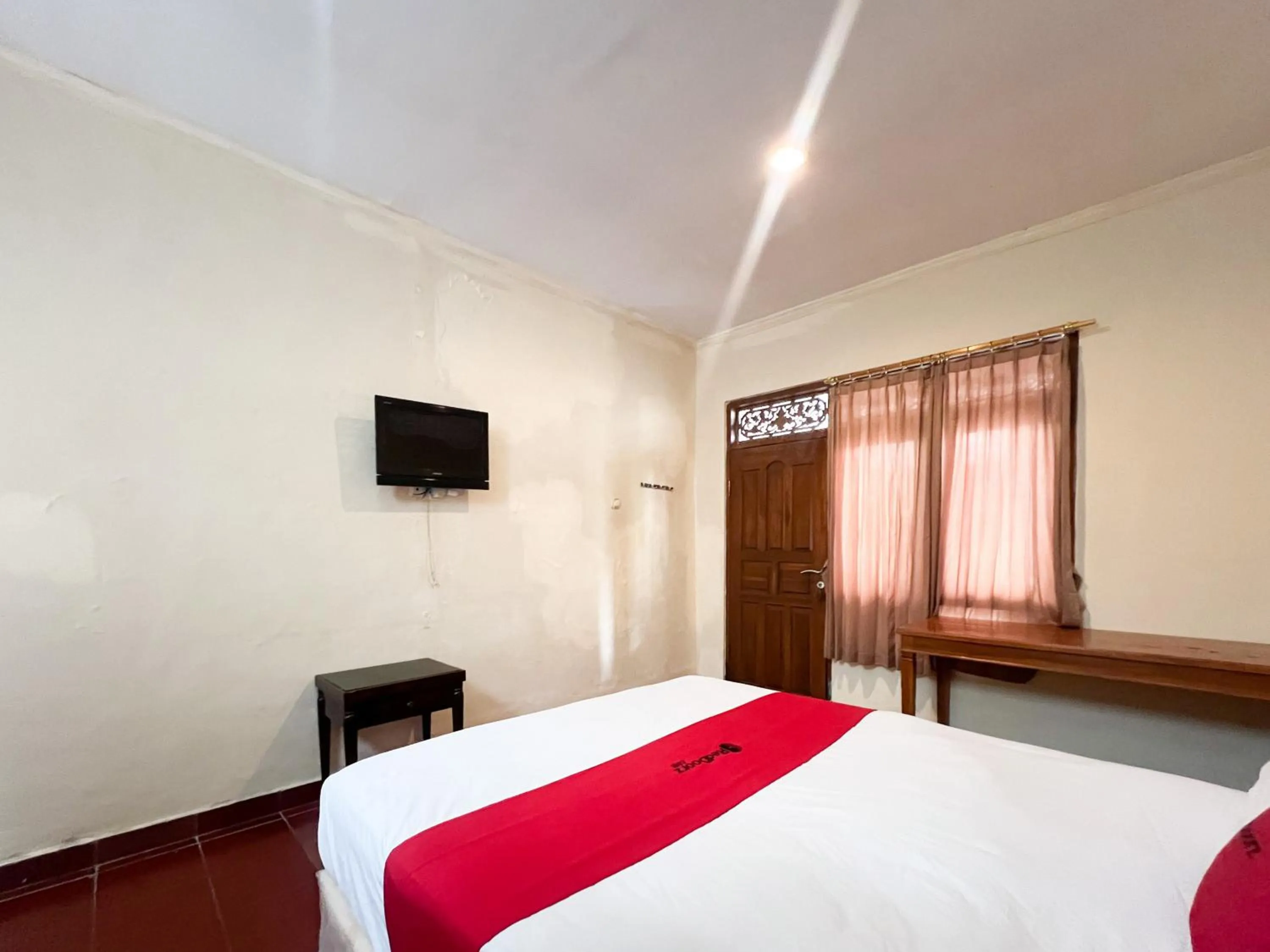Bedroom, Bed in RedDoorz at Mahendra Beach Inn Kuta