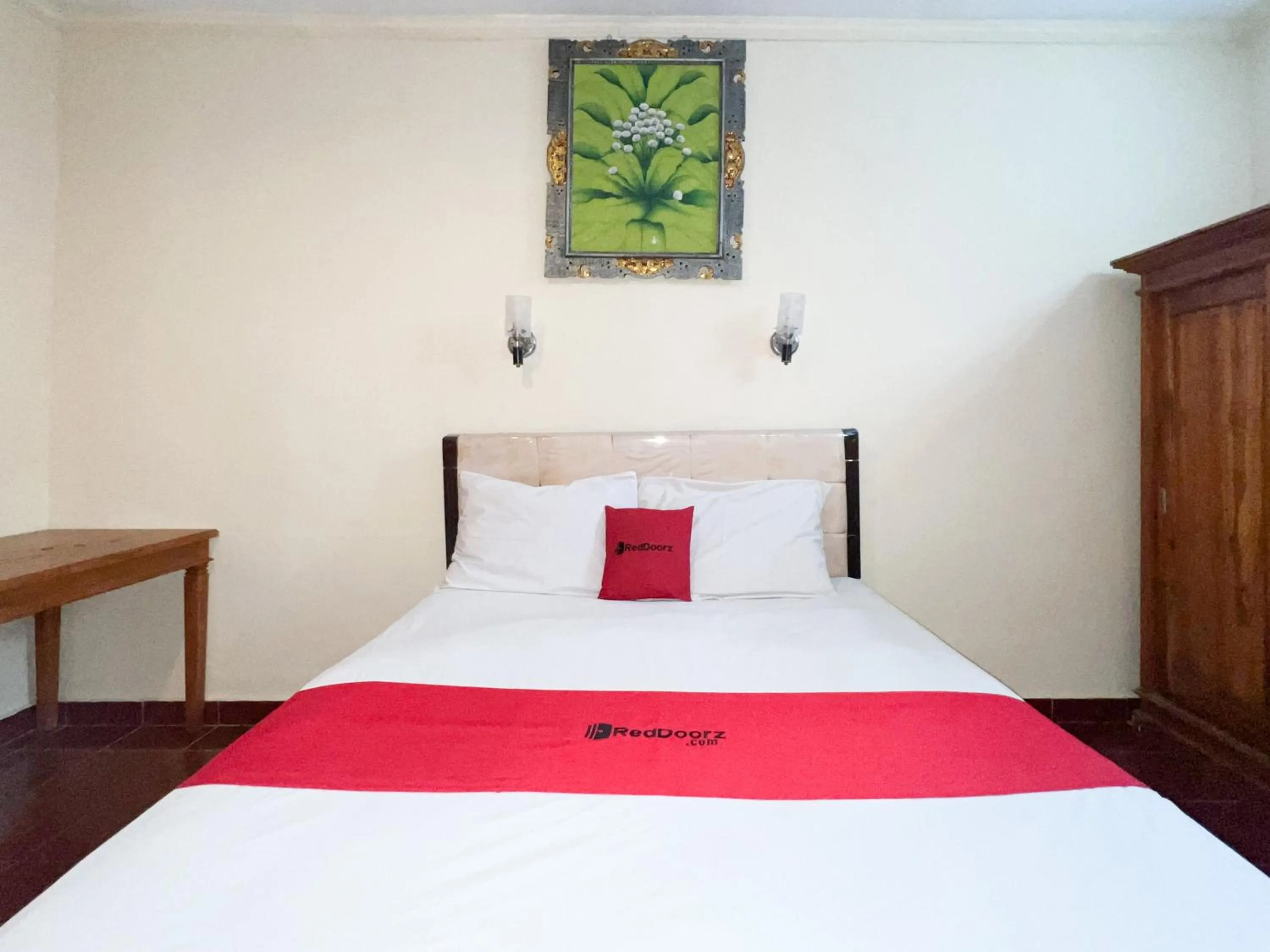 Bedroom, Bed in RedDoorz at Mahendra Beach Inn Kuta