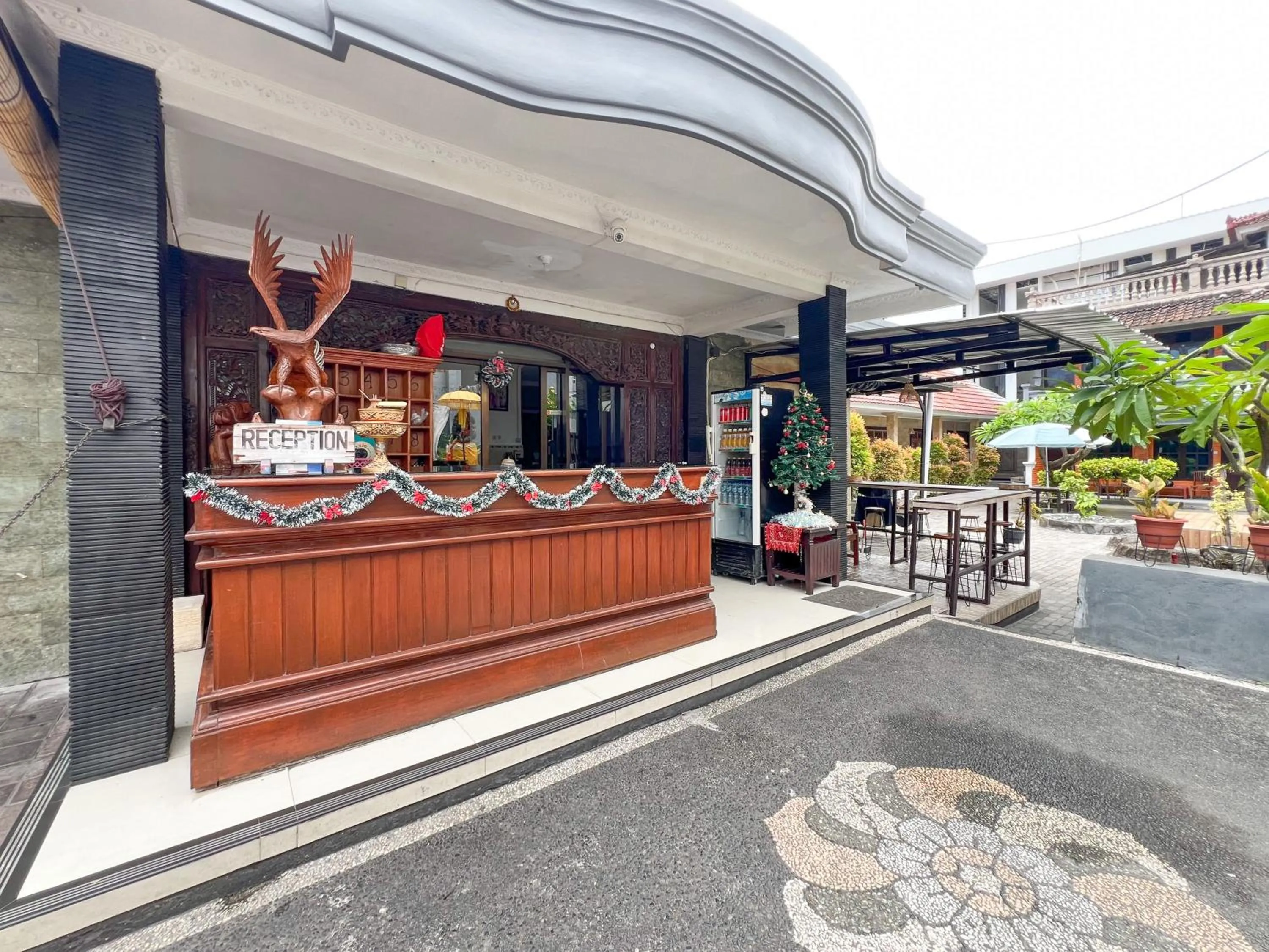 Lobby or reception in RedDoorz at Mahendra Beach Inn Kuta