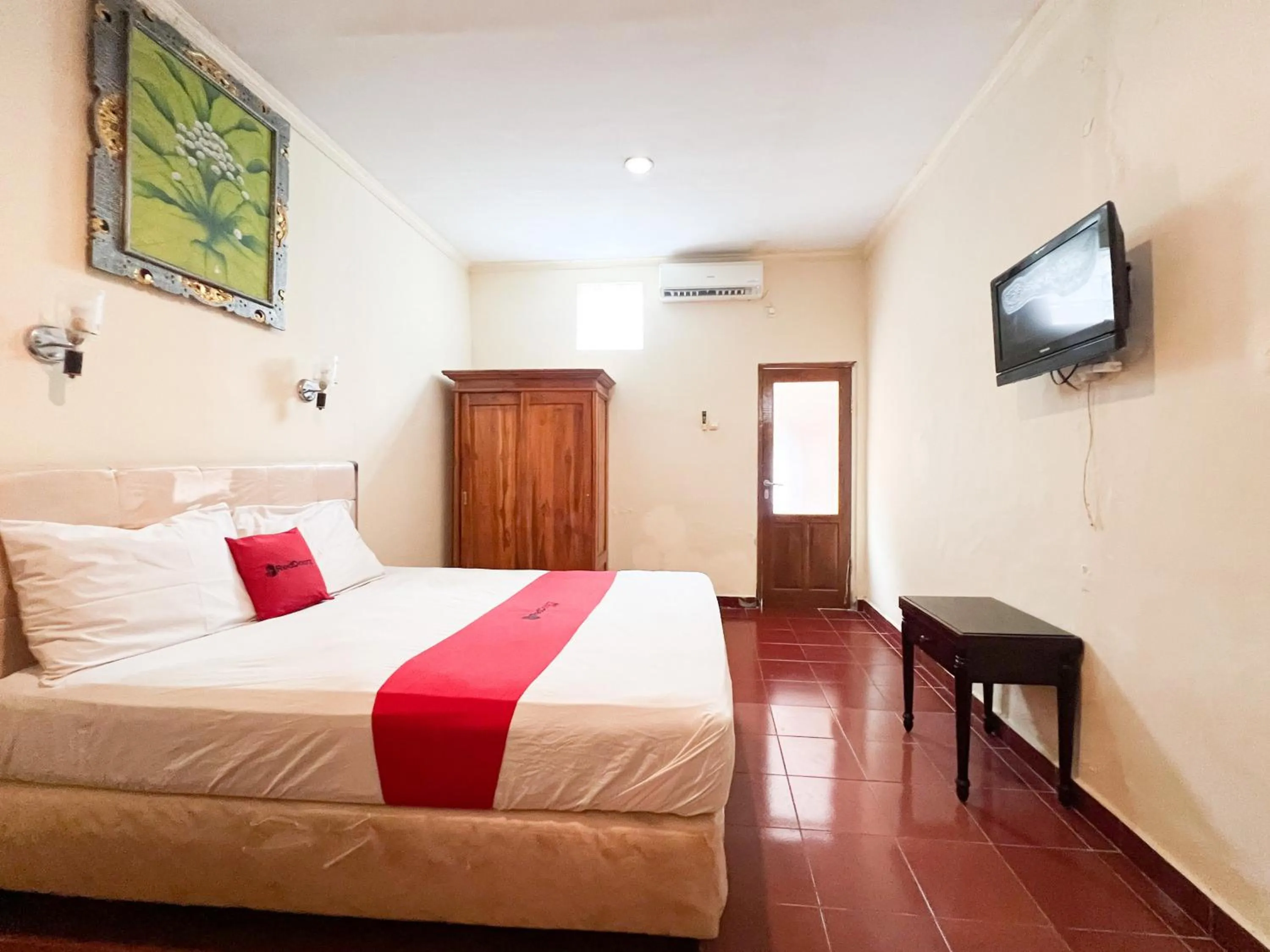 Bedroom, Bed in RedDoorz at Mahendra Beach Inn Kuta