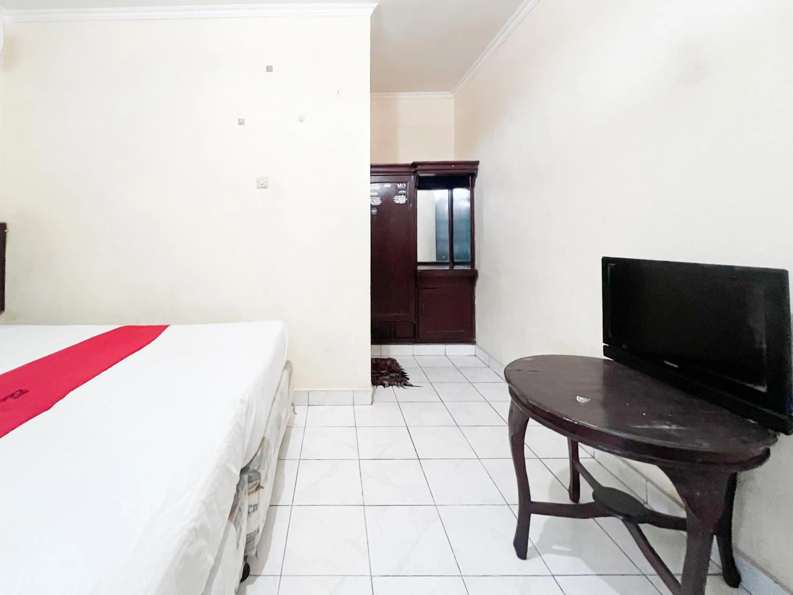 Bedroom, Bed in RedDoorz at Mahendra Beach Inn Kuta