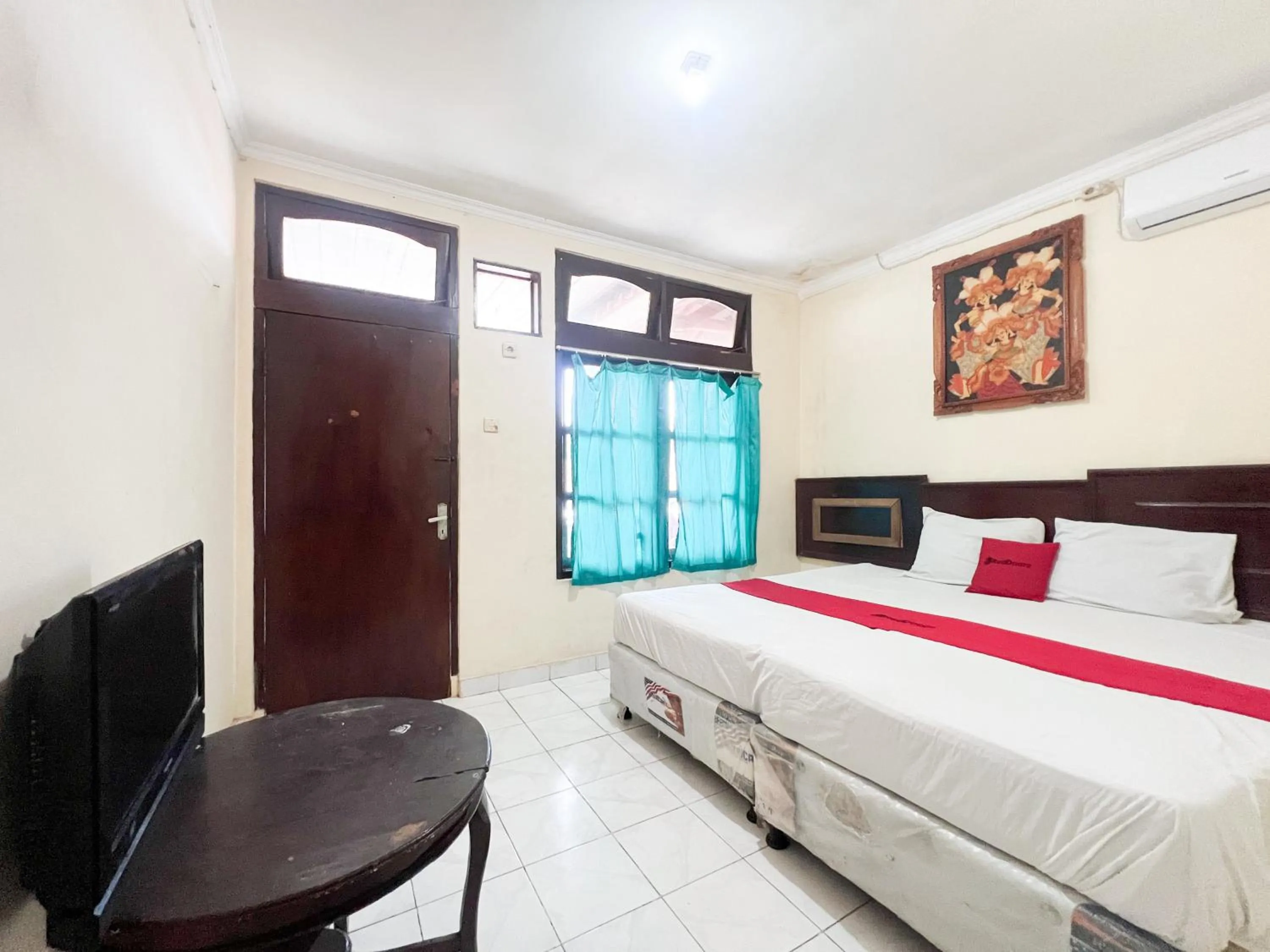 Bedroom, Bed in RedDoorz at Mahendra Beach Inn Kuta