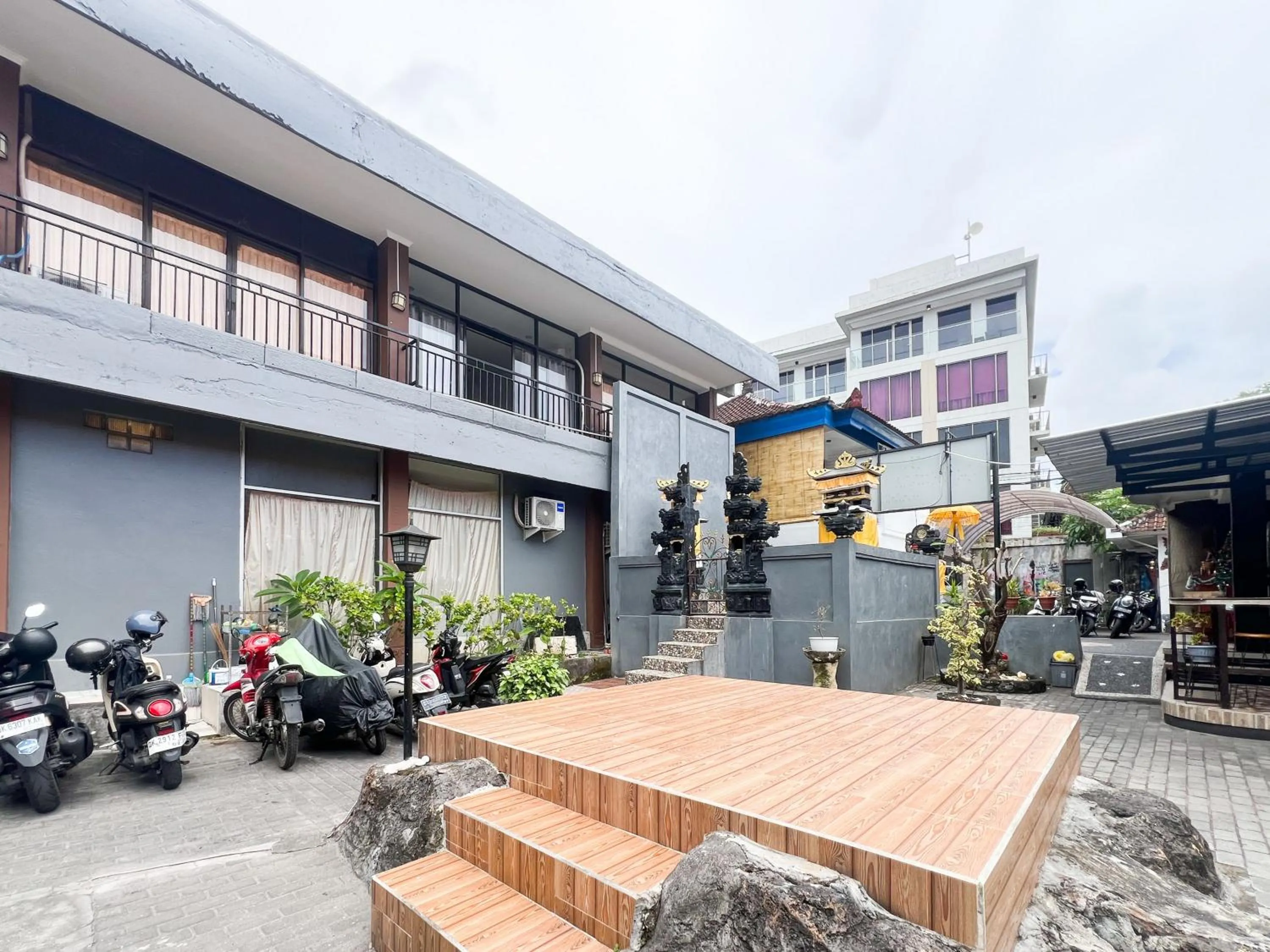 Parking in RedDoorz at Mahendra Beach Inn Kuta