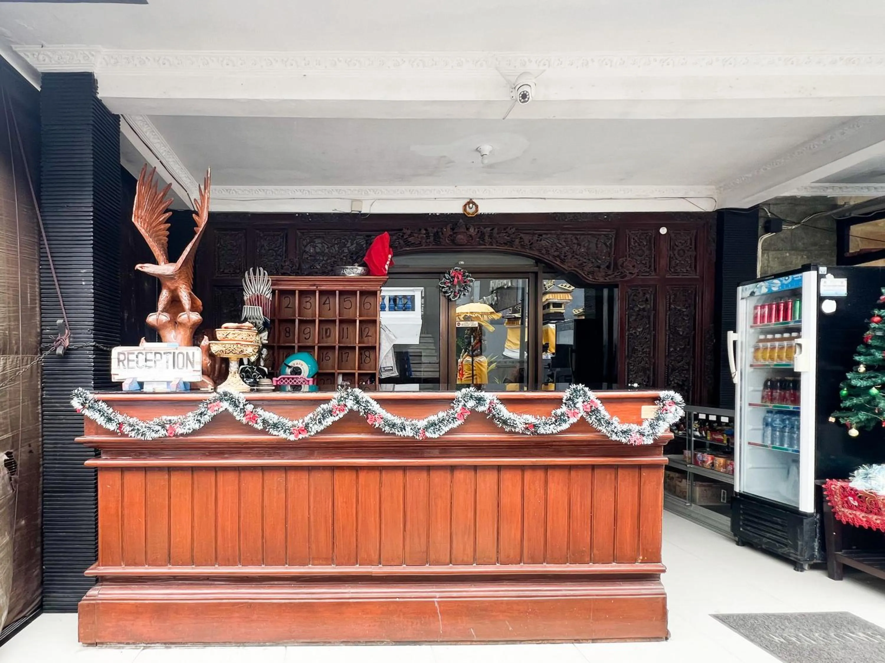 Lobby or reception in RedDoorz at Mahendra Beach Inn Kuta