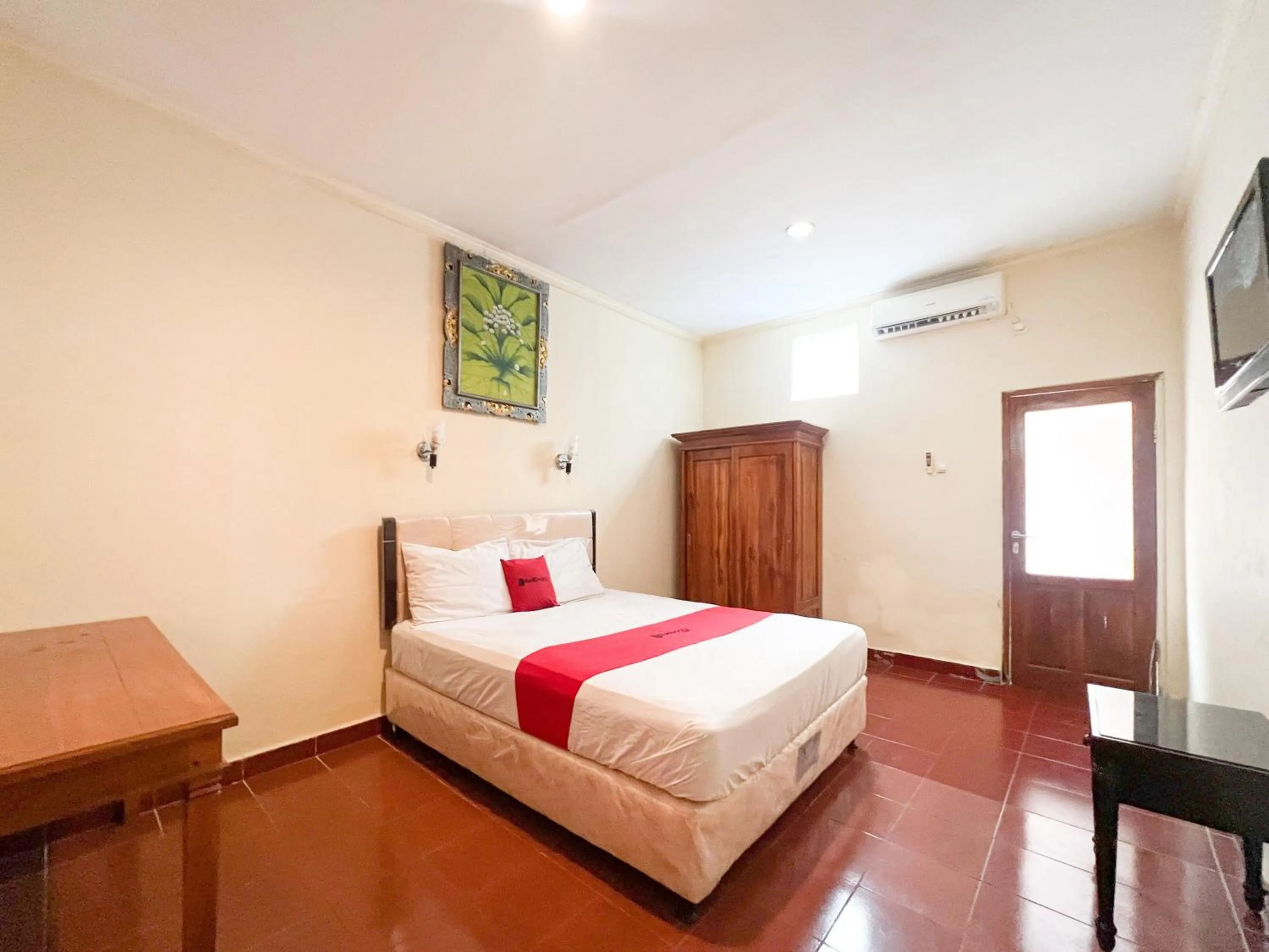 Bedroom, Bed in RedDoorz at Mahendra Beach Inn Kuta