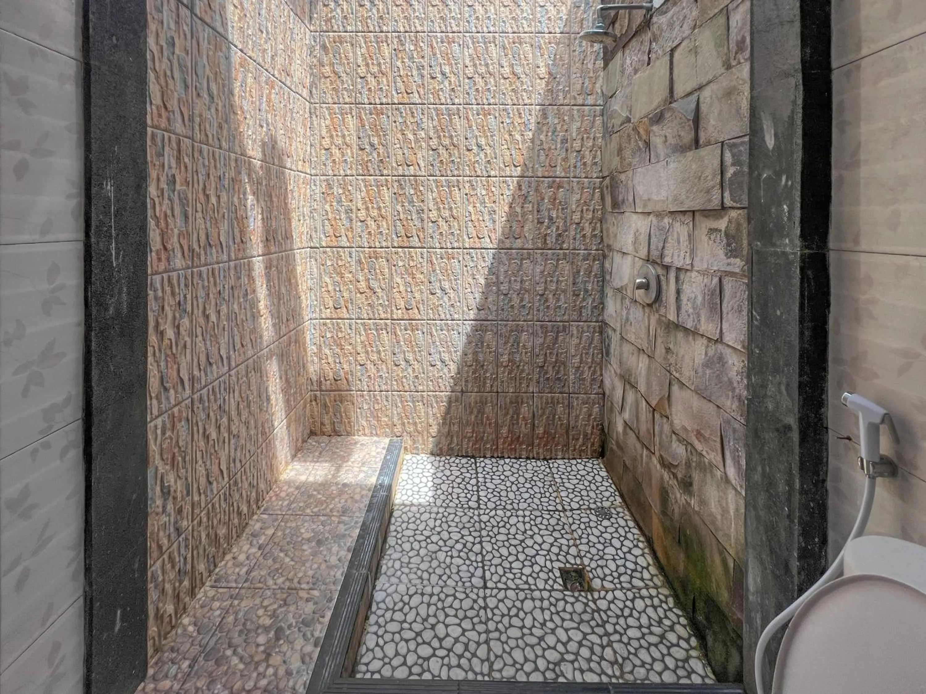 Bathroom in RedDoorz at Mahendra Beach Inn Kuta