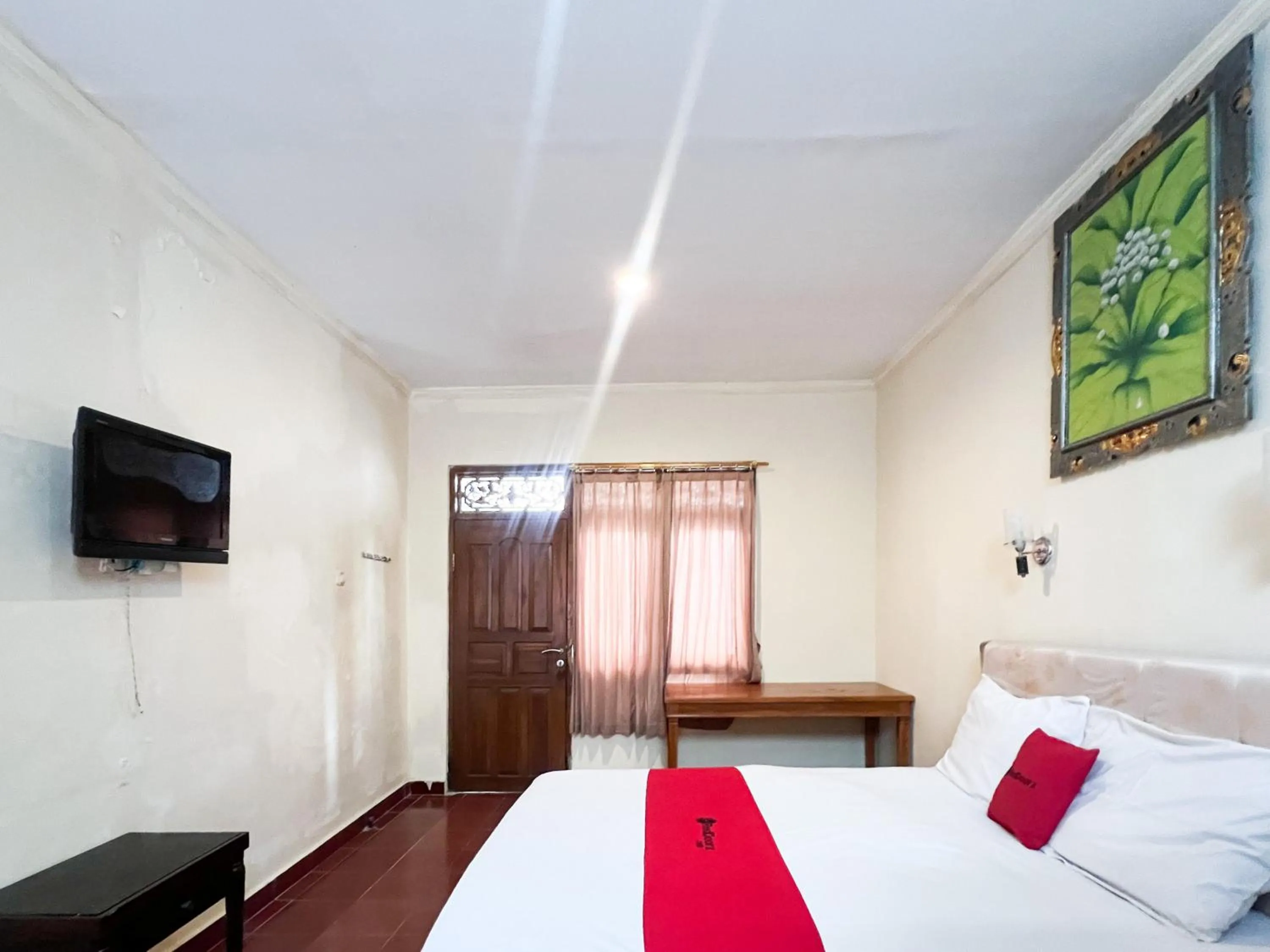 Bedroom, Bed in RedDoorz at Mahendra Beach Inn Kuta
