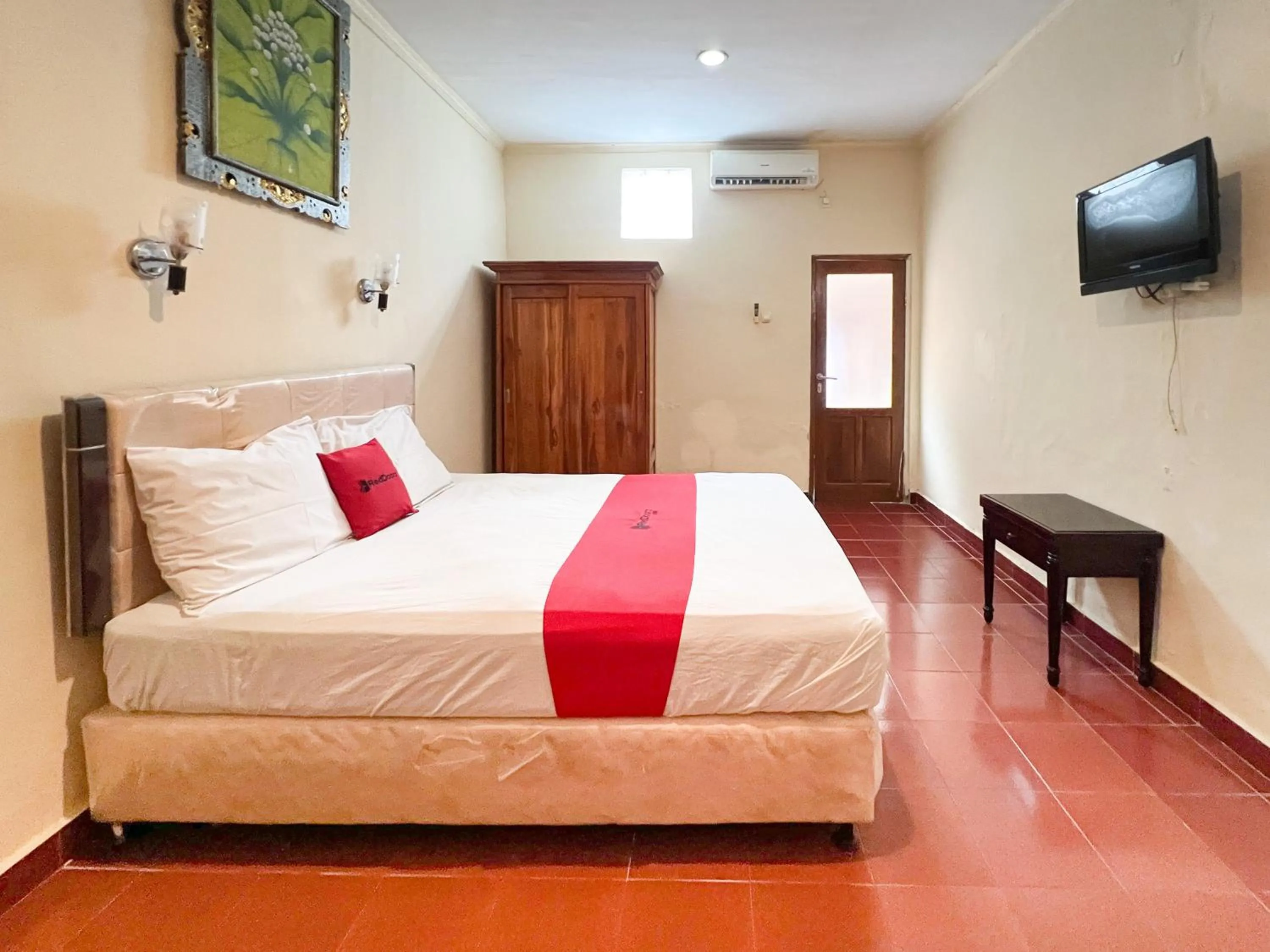 Bedroom, Bed in RedDoorz at Mahendra Beach Inn Kuta
