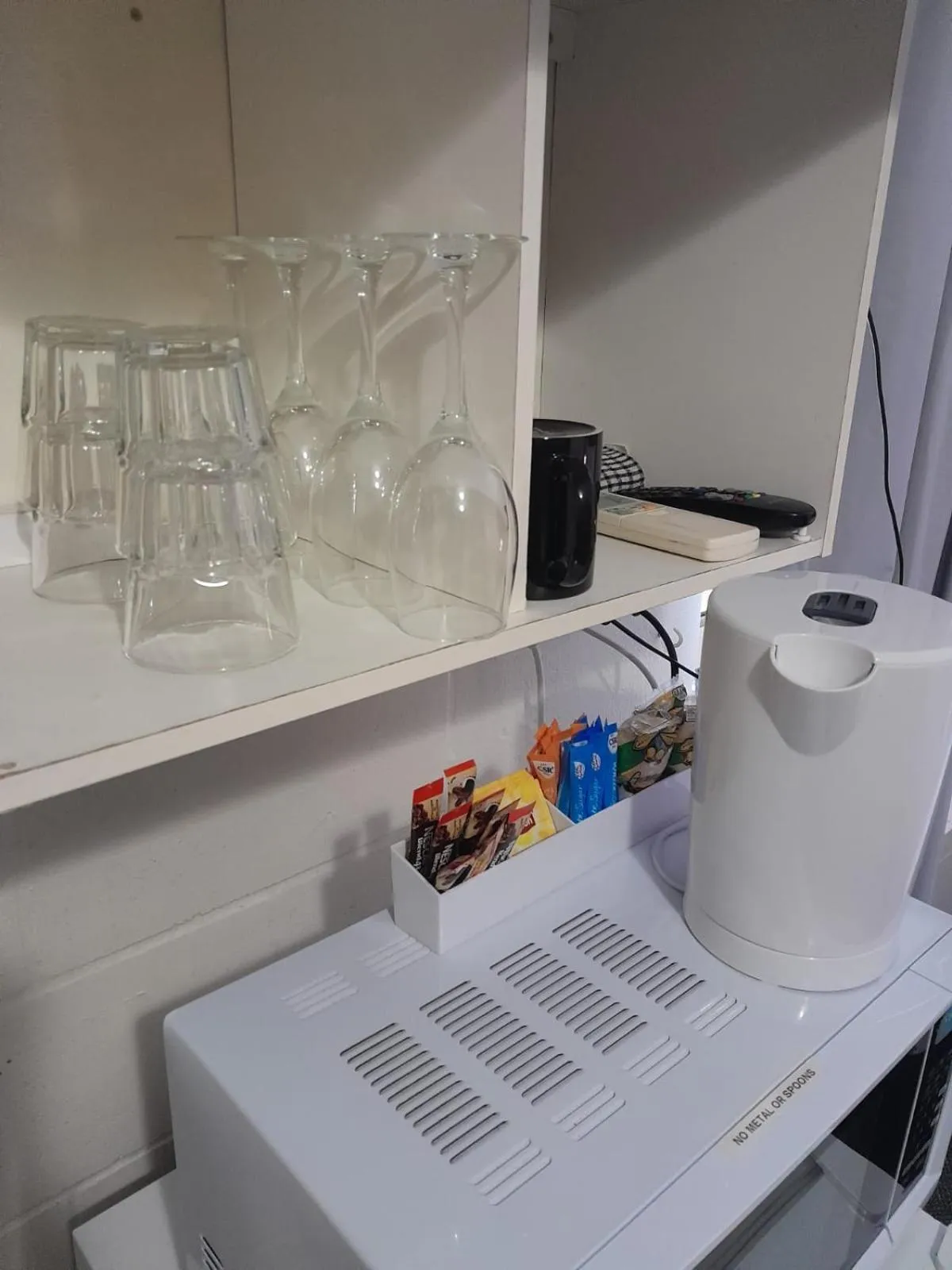 Kitchen or kitchenette in Murray Gardens Motel