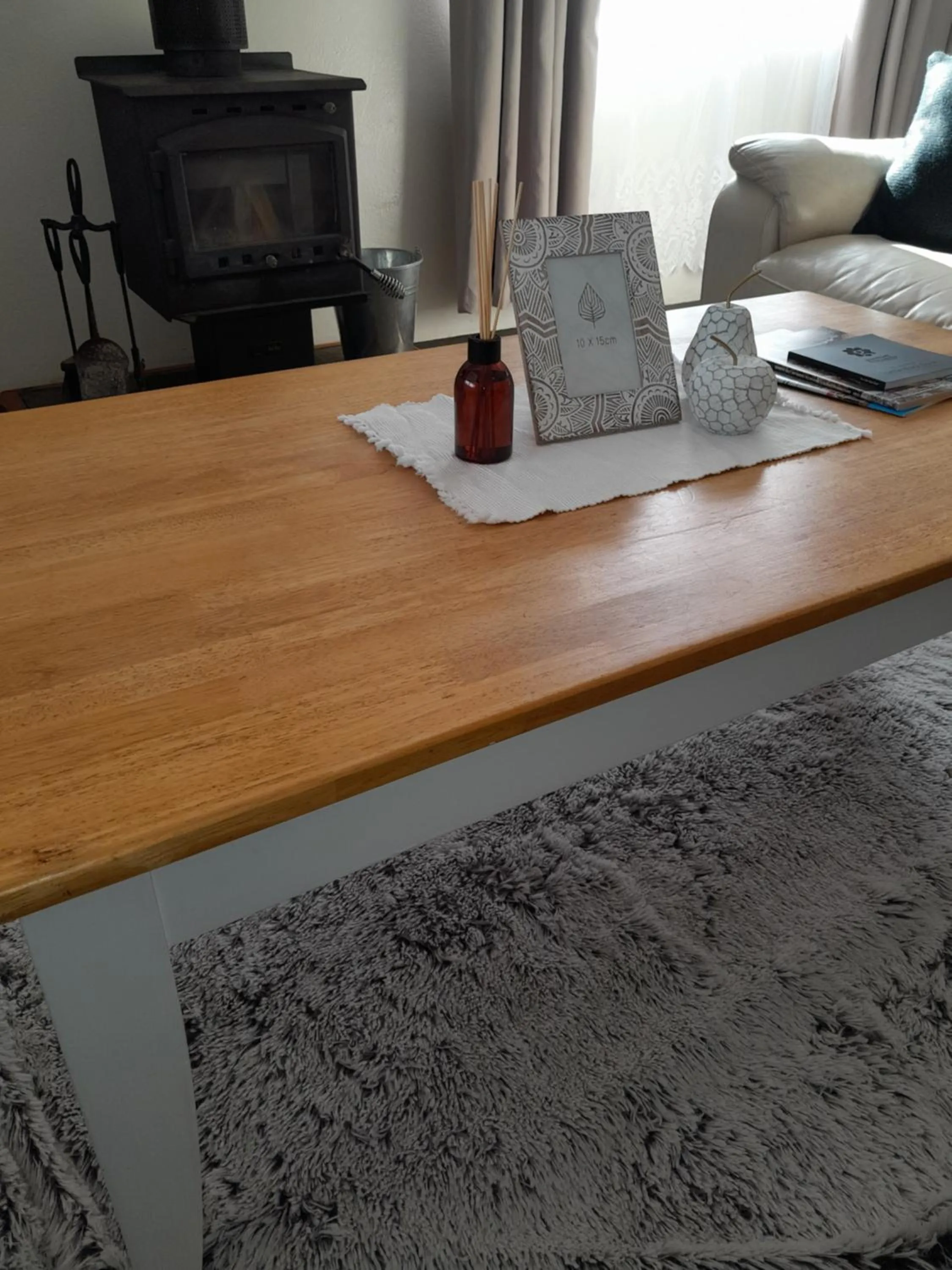 Living room in Murray Gardens Motel