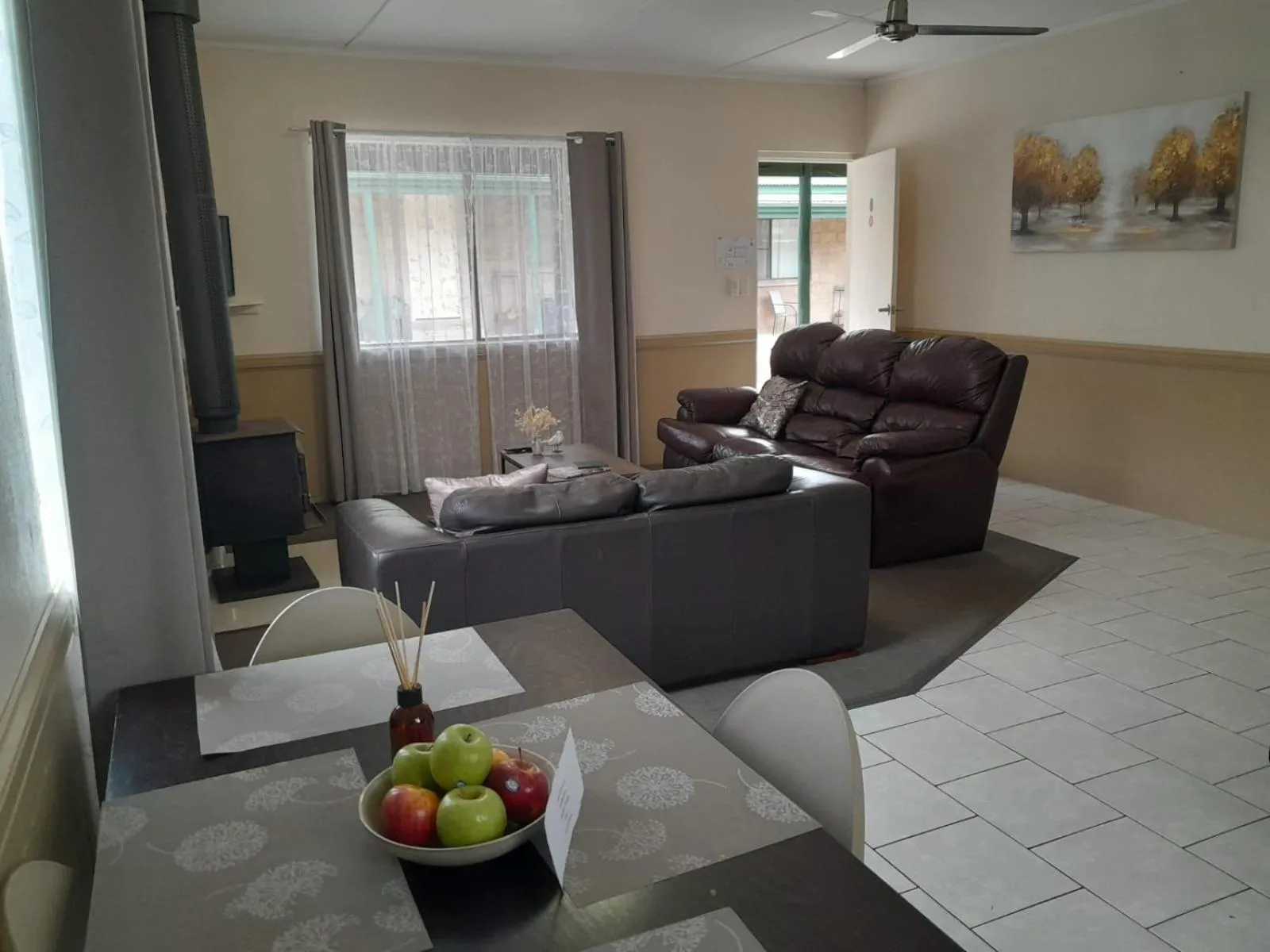 Living room in Murray Gardens Motel