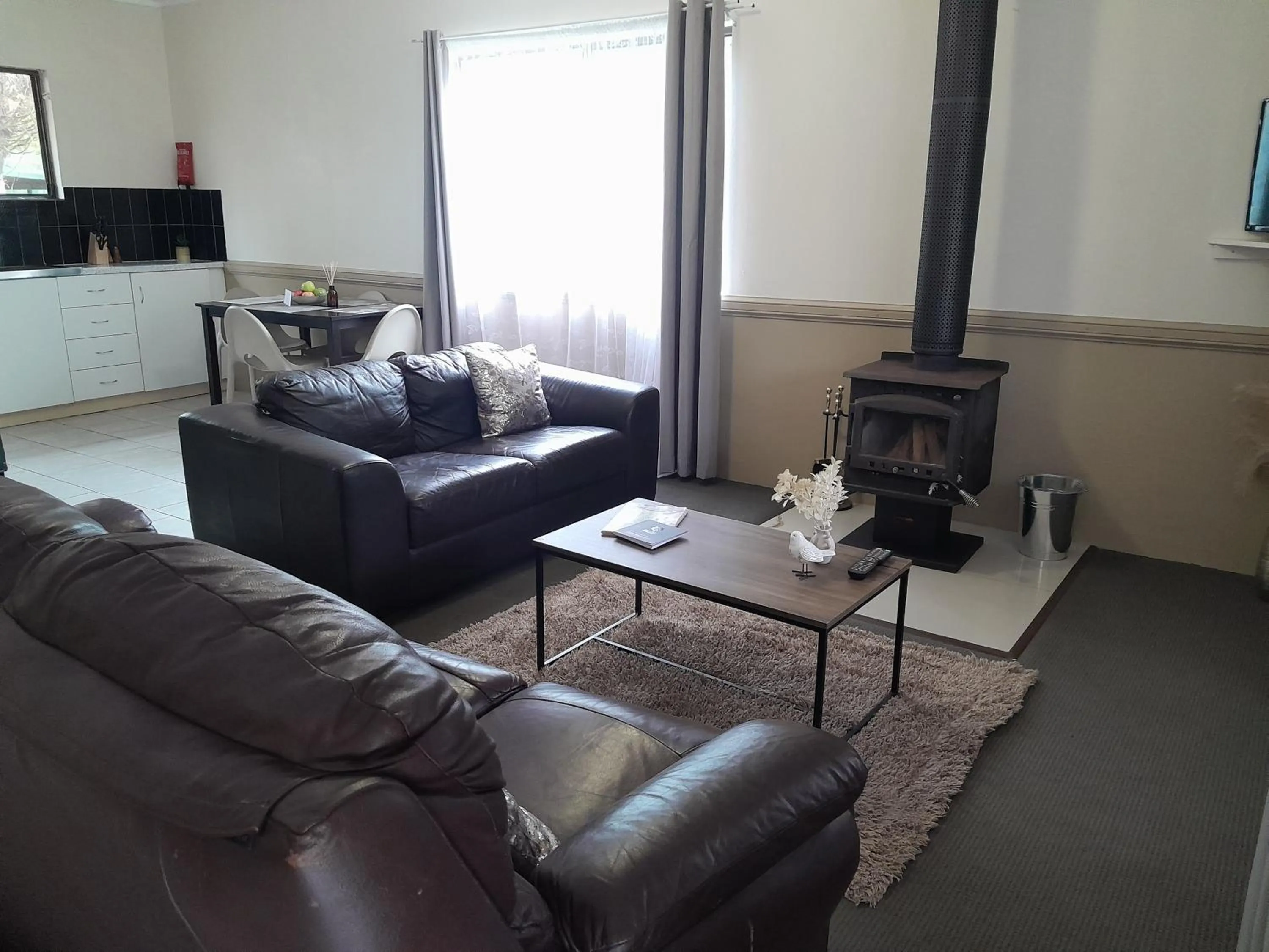 Living room in Murray Gardens Motel