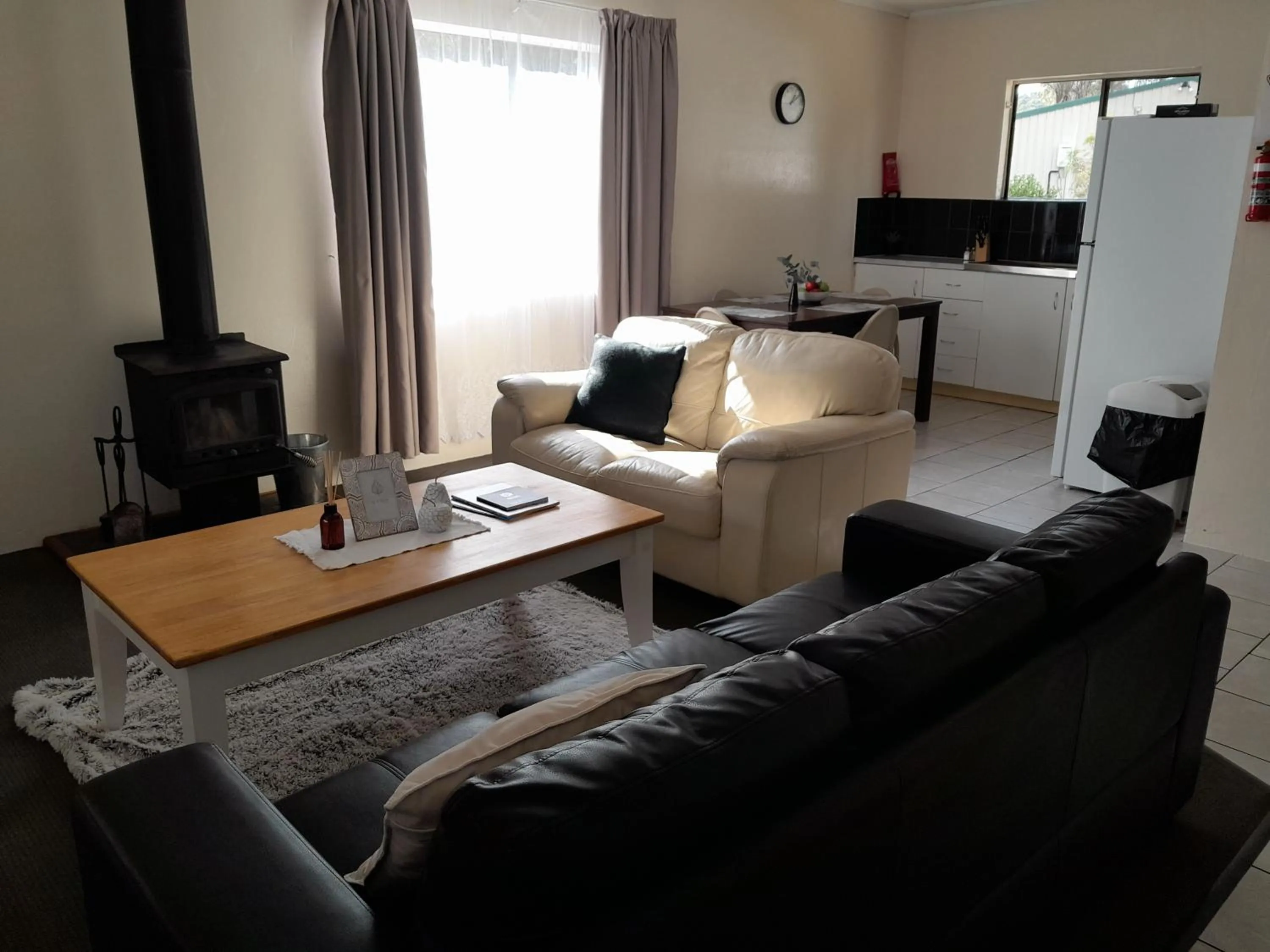 Living room in Murray Gardens Motel