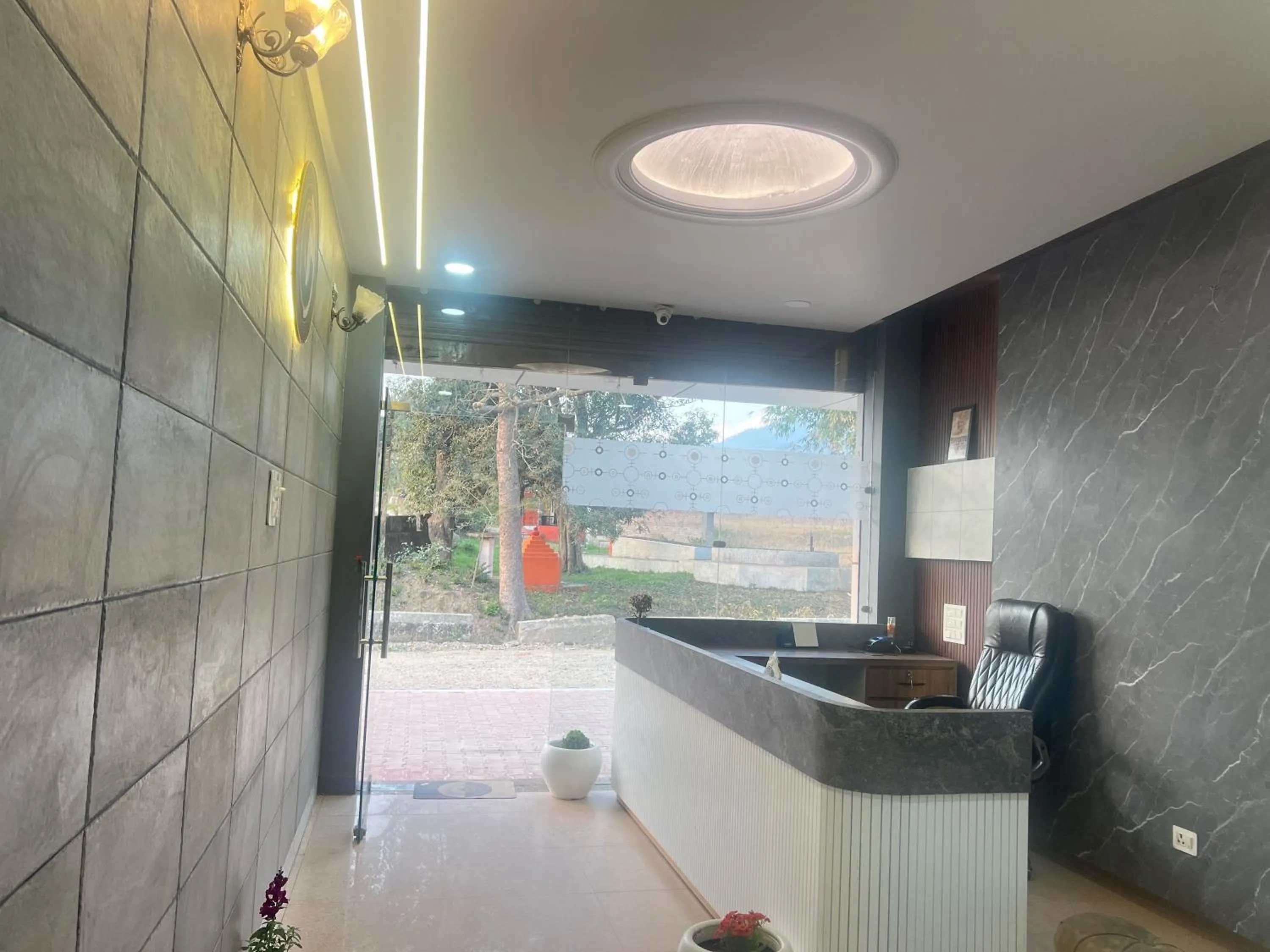 Lobby or reception in Hotel O The Glide Inn Hotel & Restaurant