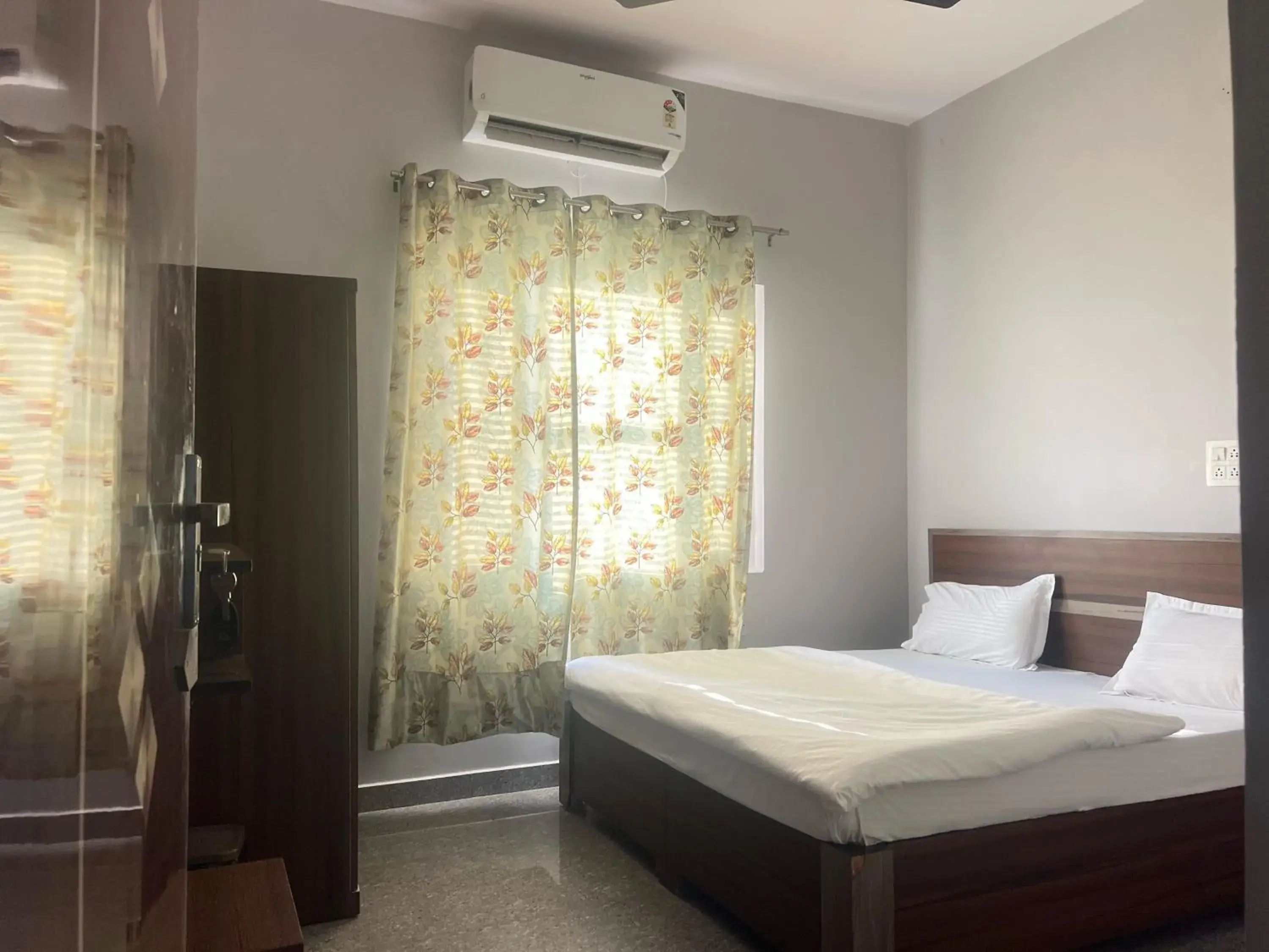 Classic Triple Room - single occupancy in Hotel O The Glide Inn Hotel & Restaurant Classic Triple Room - single occupancy in Hotel O The Glide Inn Hotel & Restaurant
