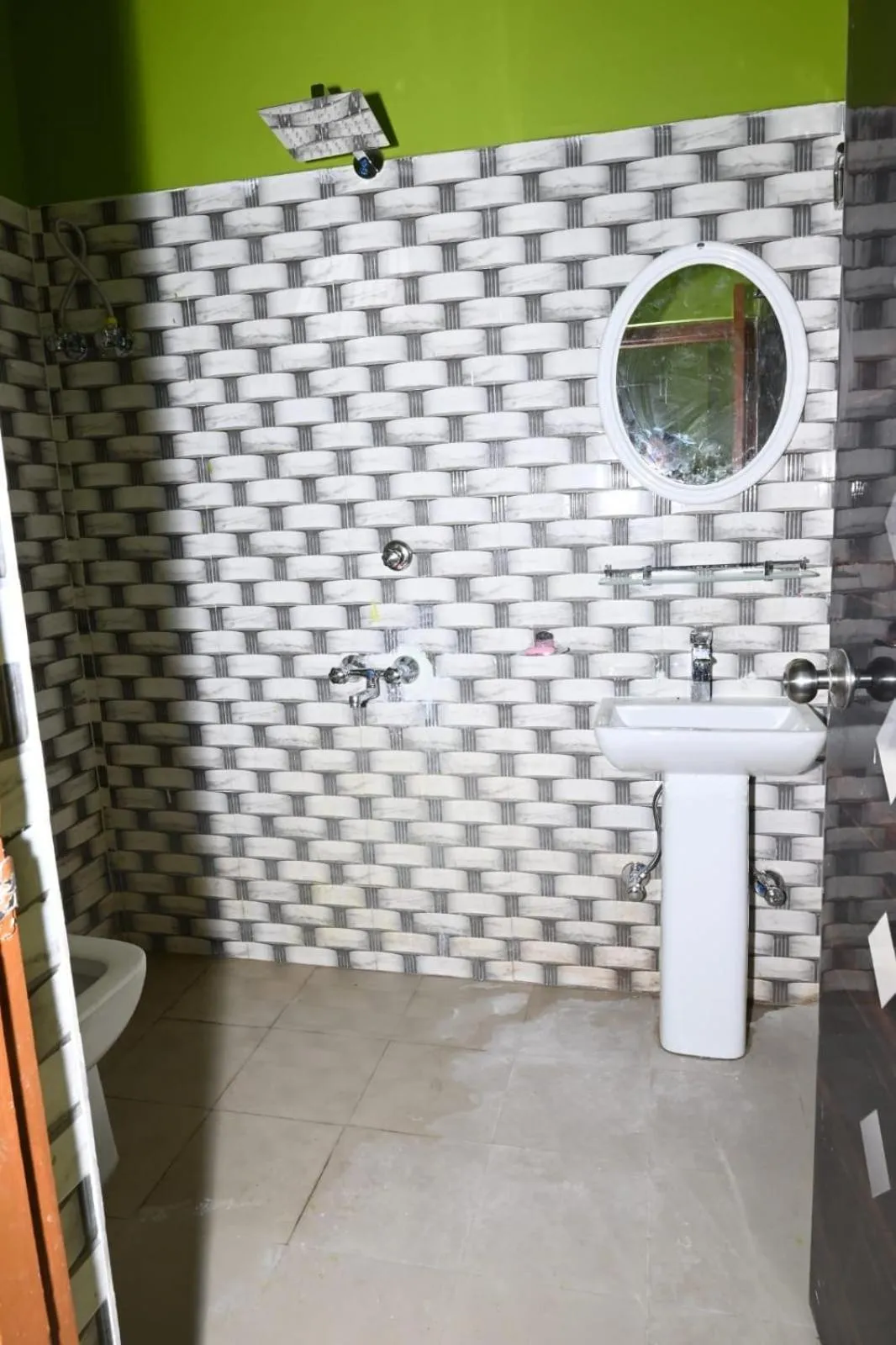 Bathroom in Hotel O The Glide Inn Hotel & Restaurant