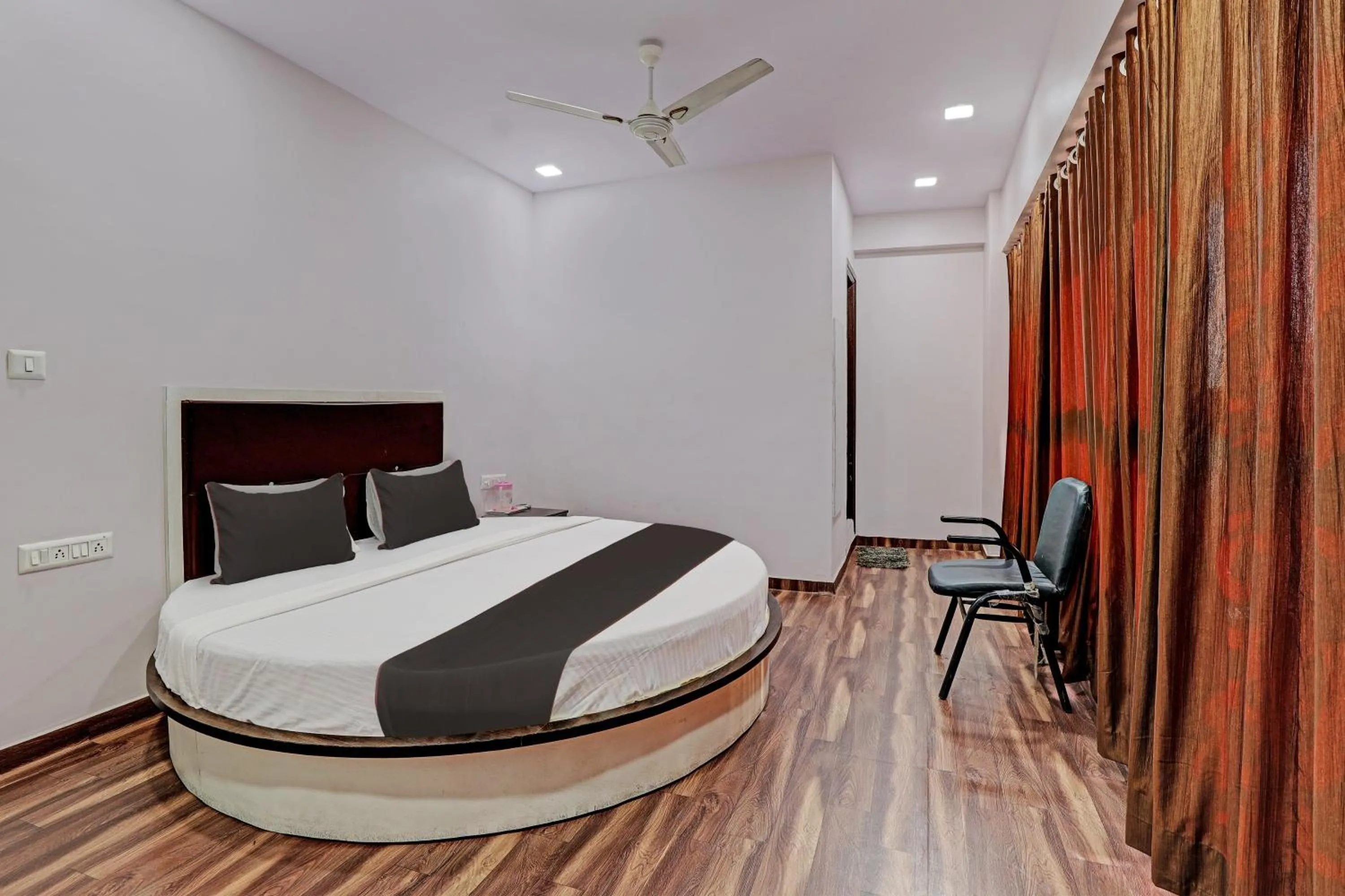 Bedroom in Hotel O Royal Inn