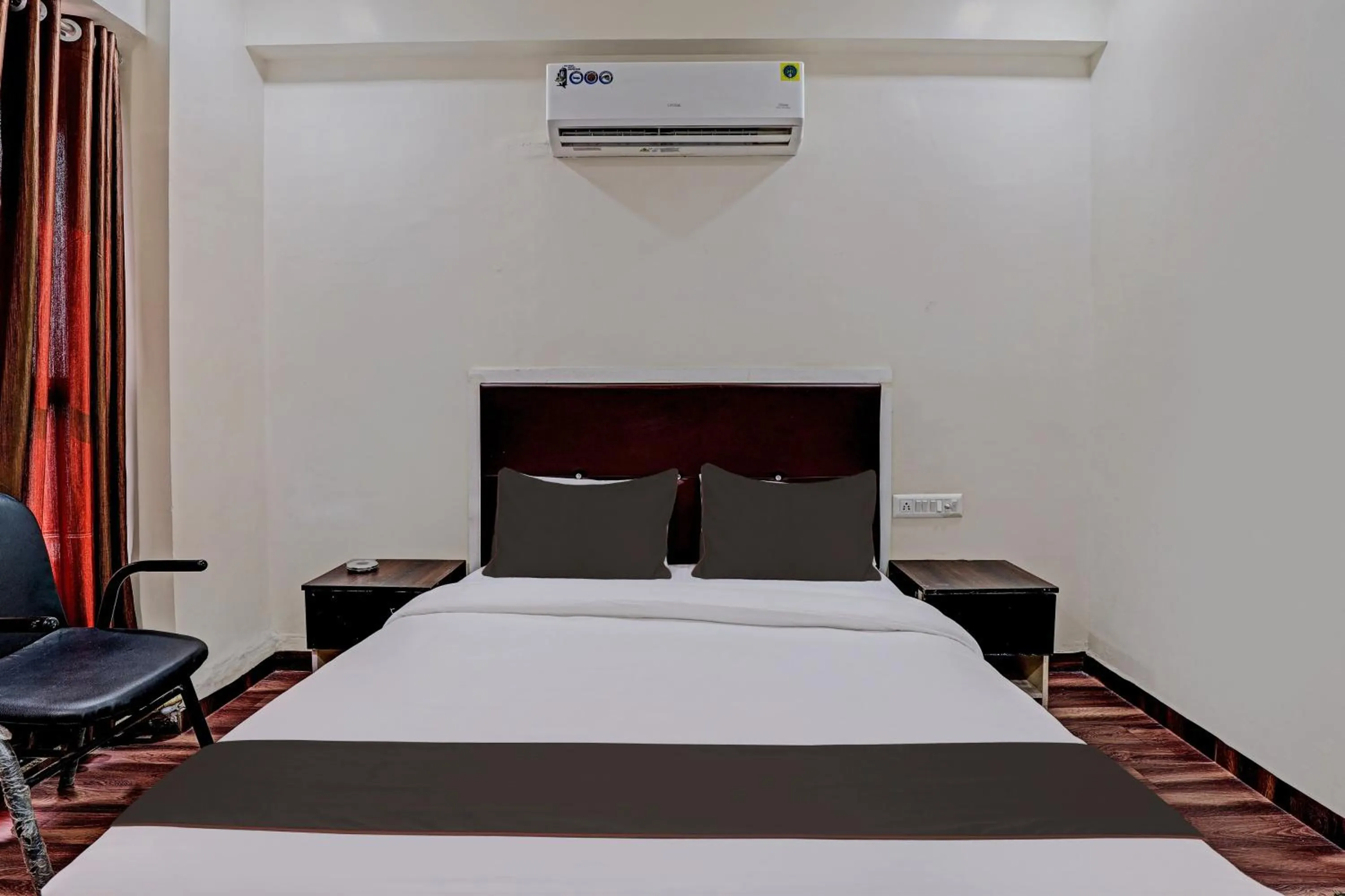 Bedroom in Hotel O Royal Inn