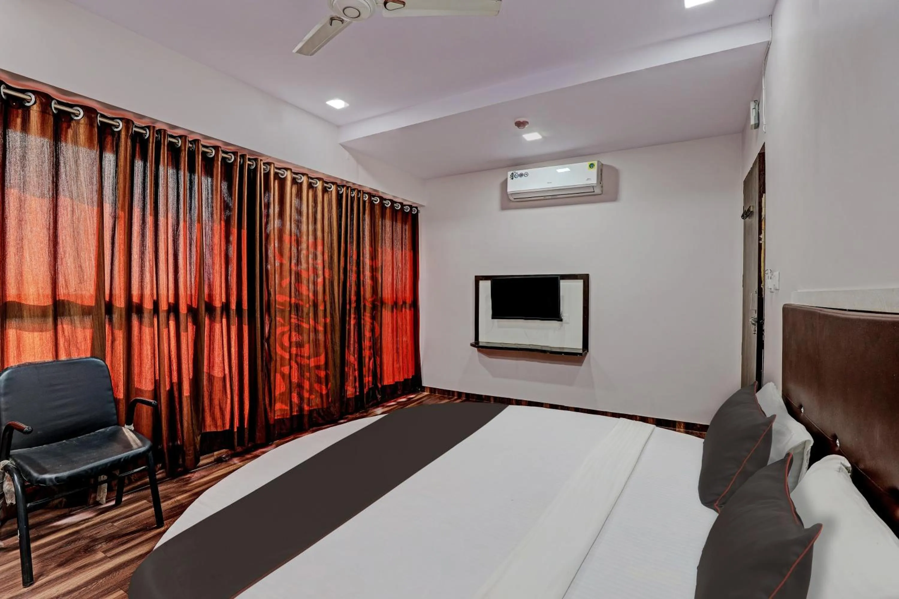 Bedroom in Hotel O Royal Inn