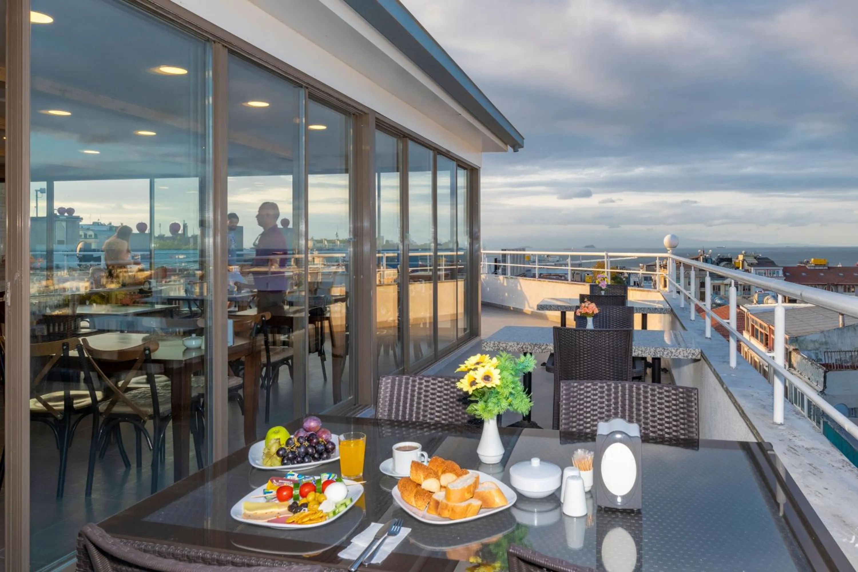 Restaurant/places to eat in Metro Hotel