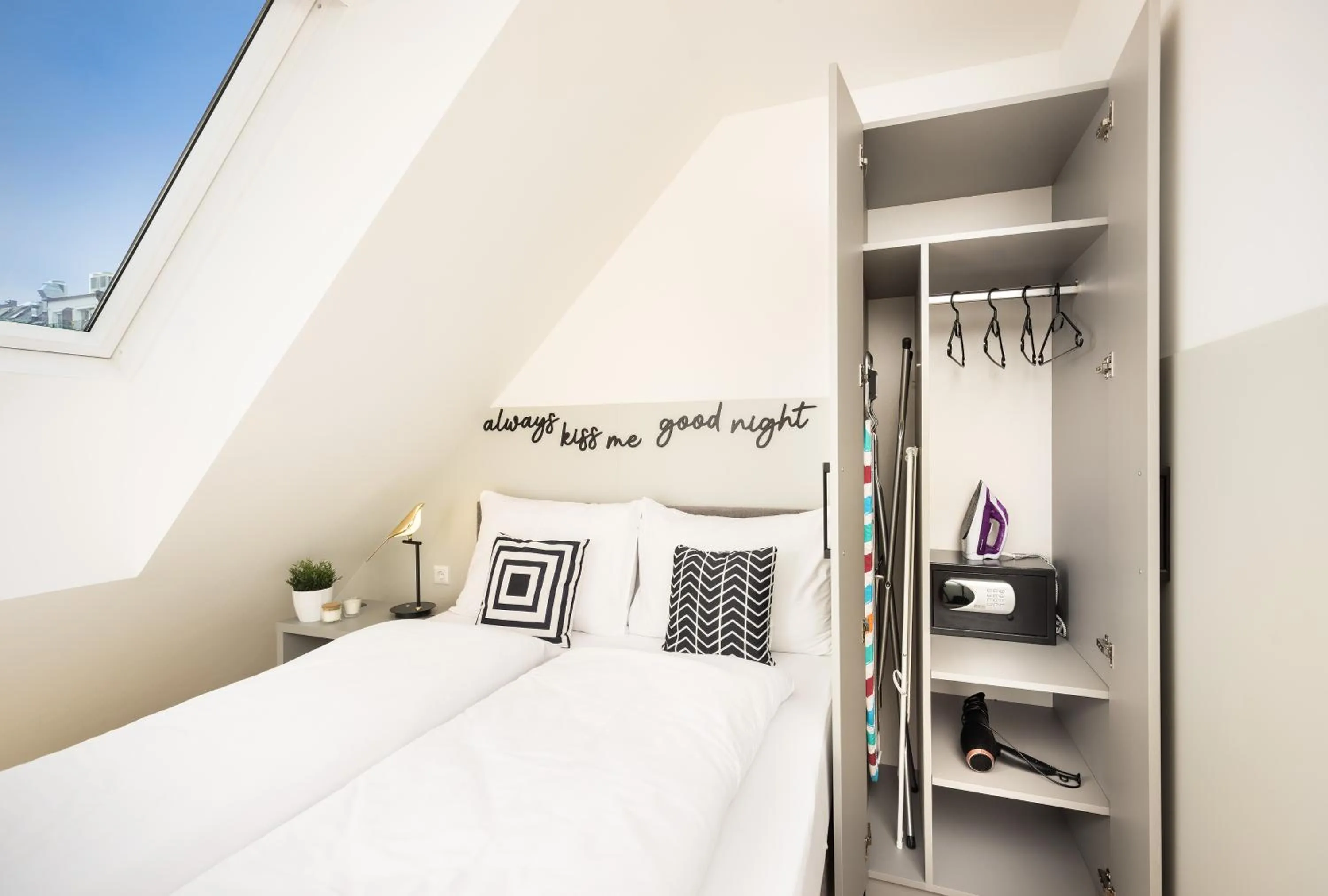 Bedroom, Bed in lyf Schönbrunn Vienna