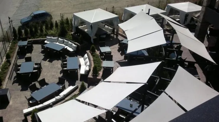 Restaurant/places to eat in Face Hotel