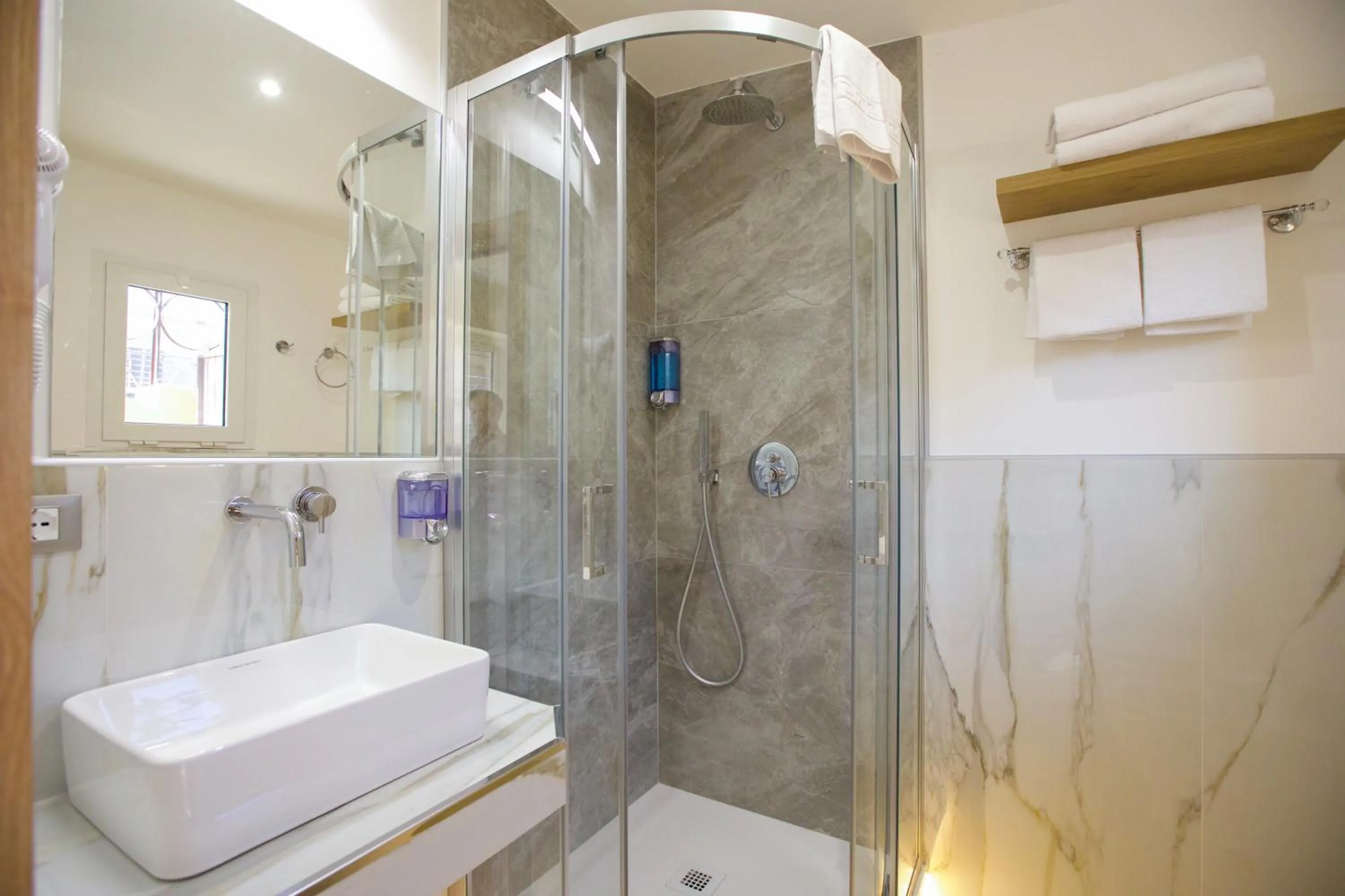 Shower in Hotel Maximus