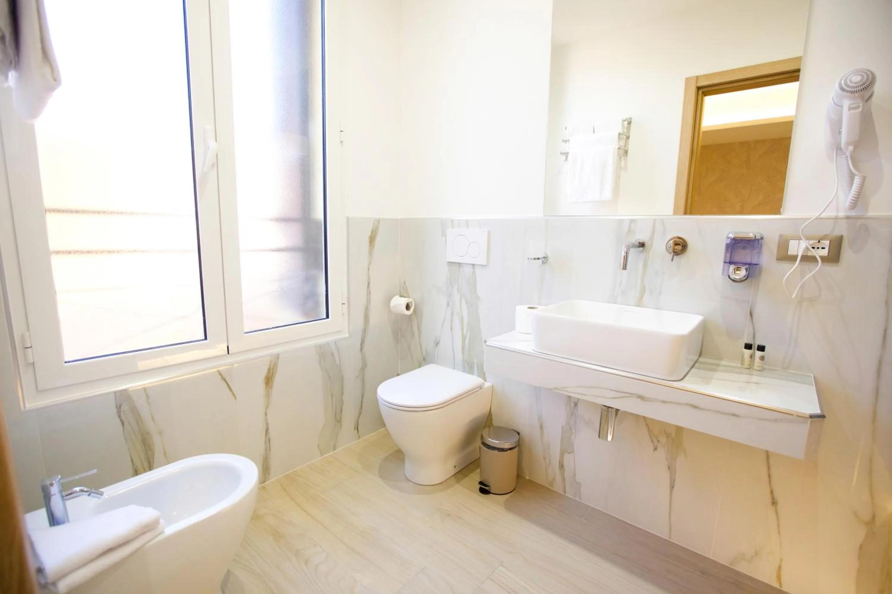 Public Bath in Hotel Maximus