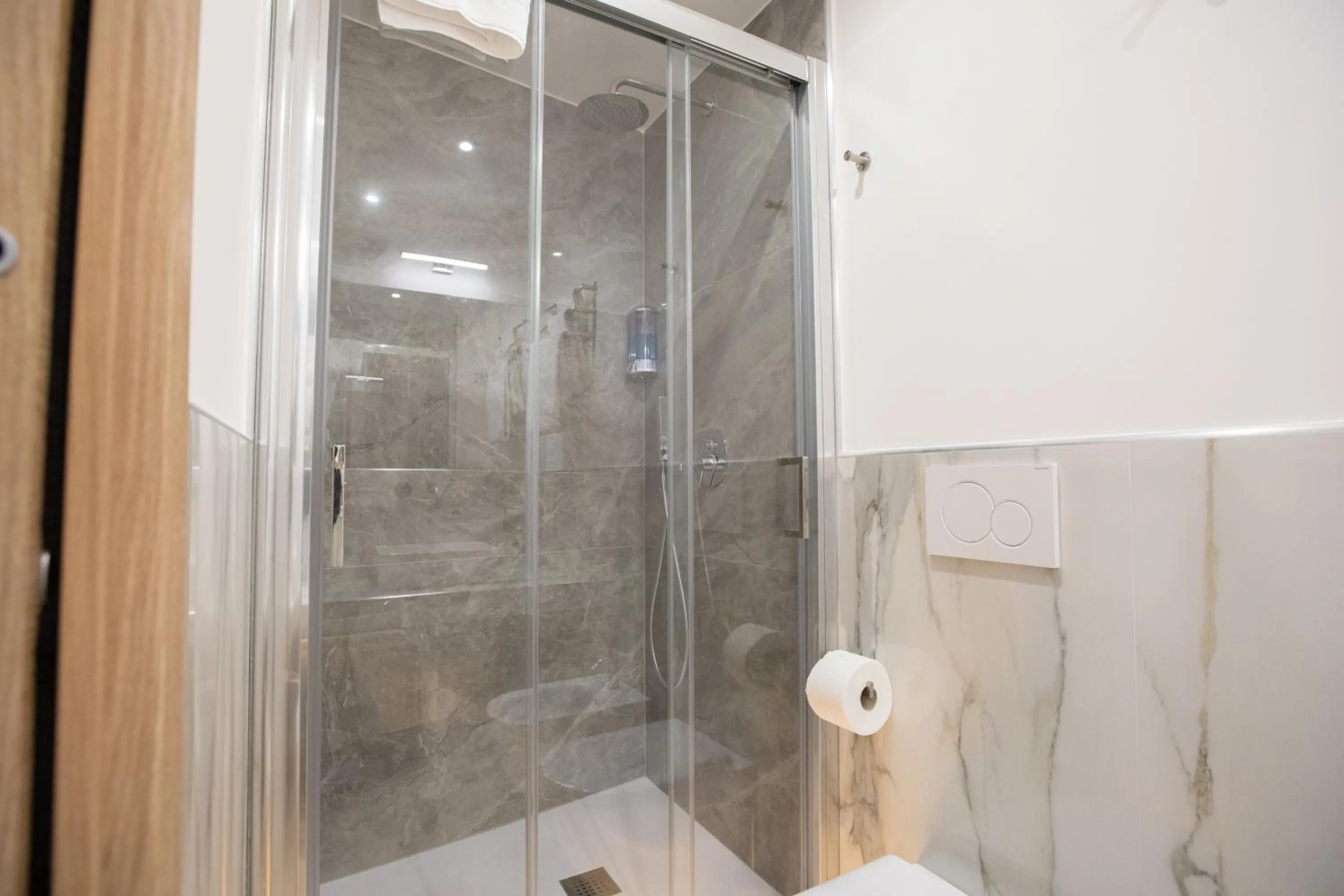 Shower in Hotel Maximus