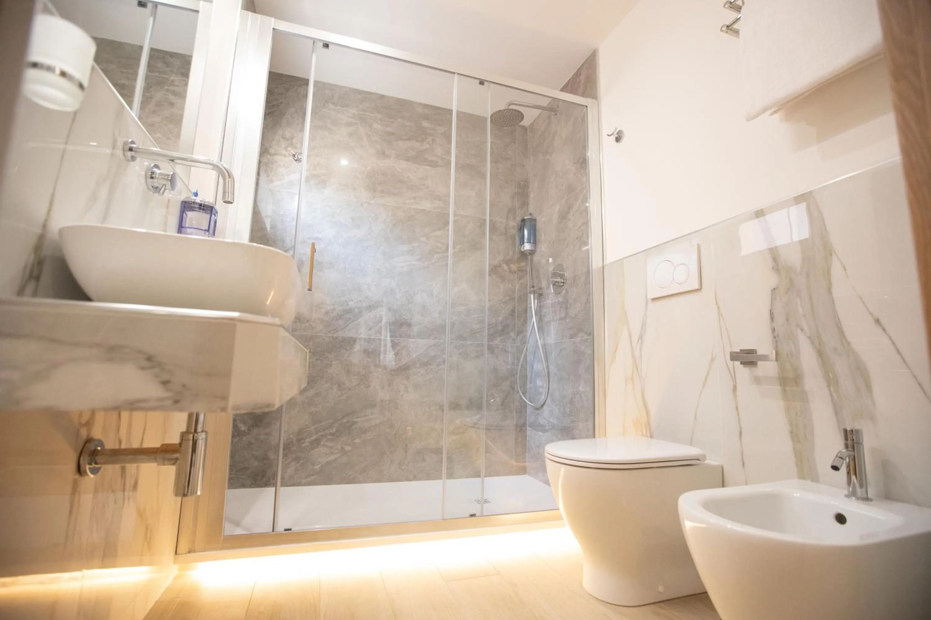 Shower in Hotel Maximus