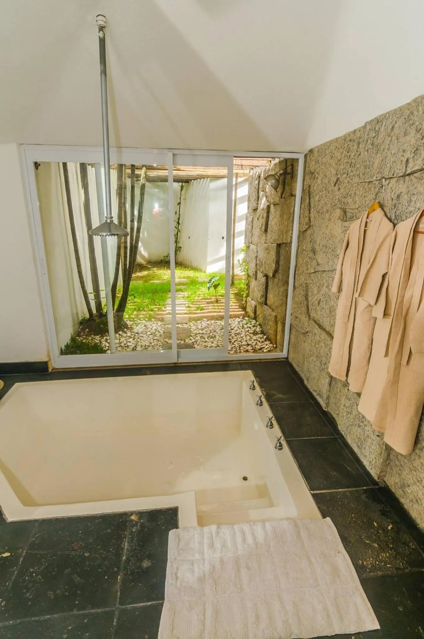 Shower in Les Jardins de Rio Boutique Hotel