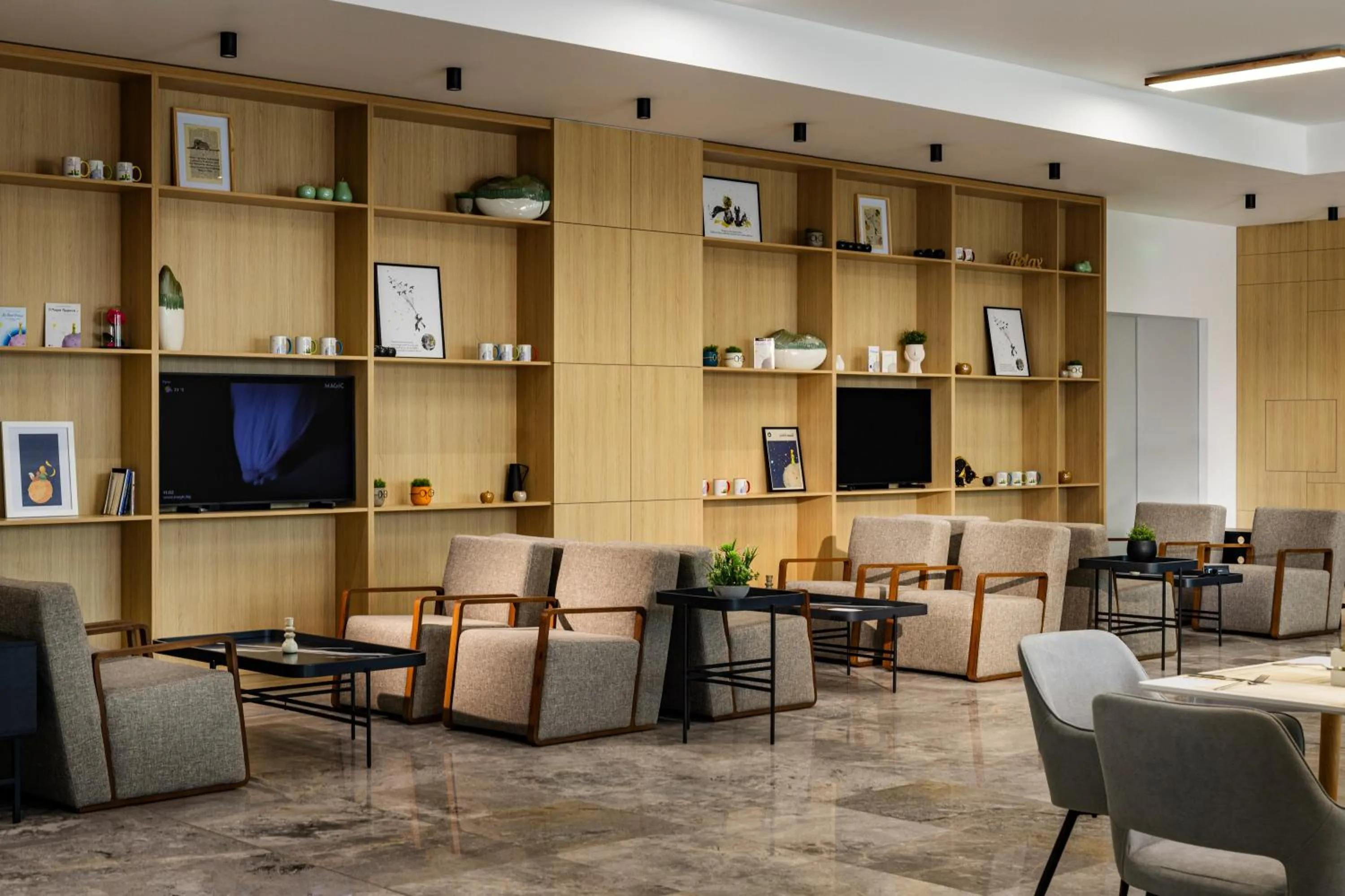 Restaurant/places to eat in B1 City Hotel