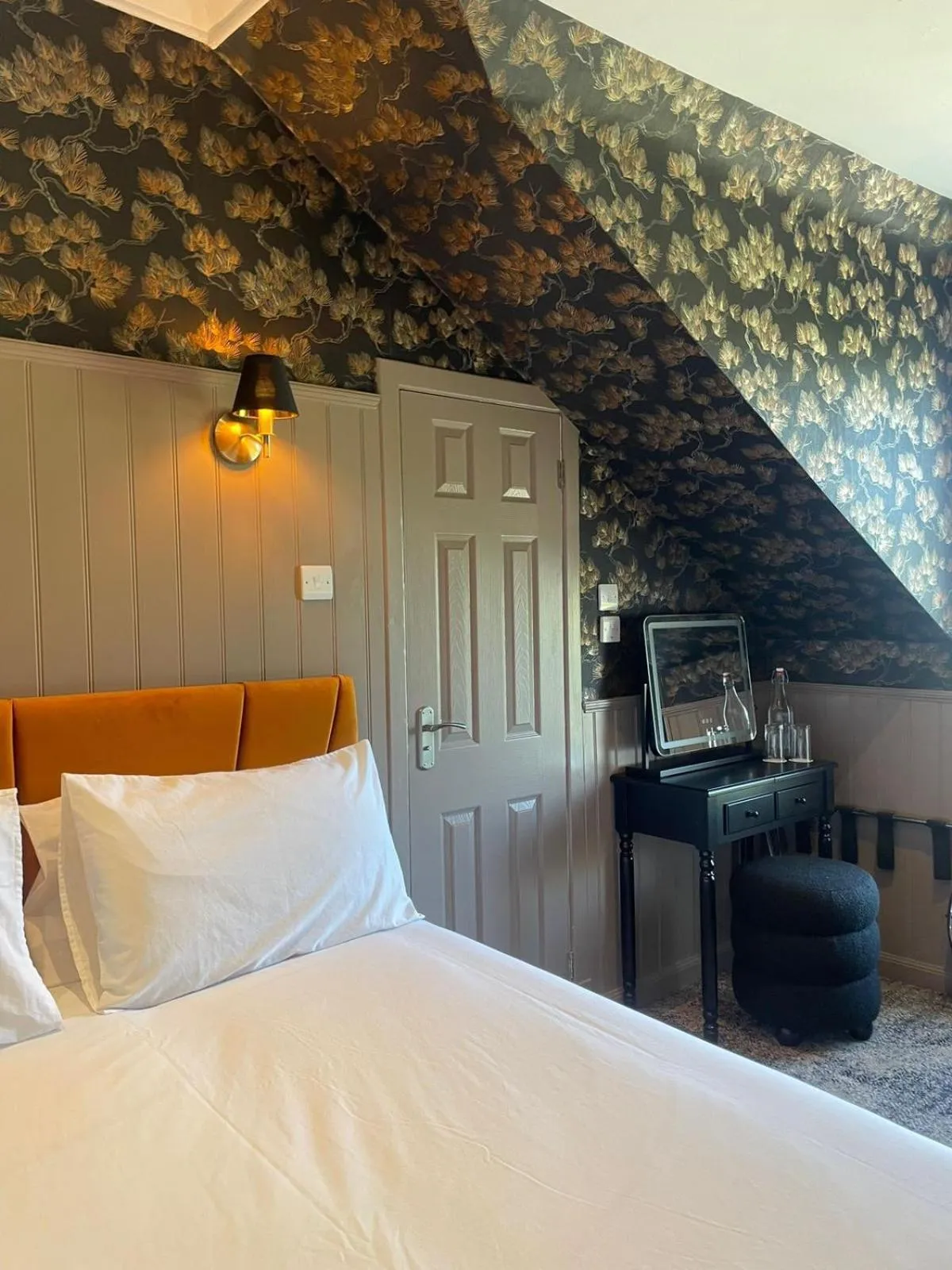 Bedroom, Bed in Falls of Lora Hotel