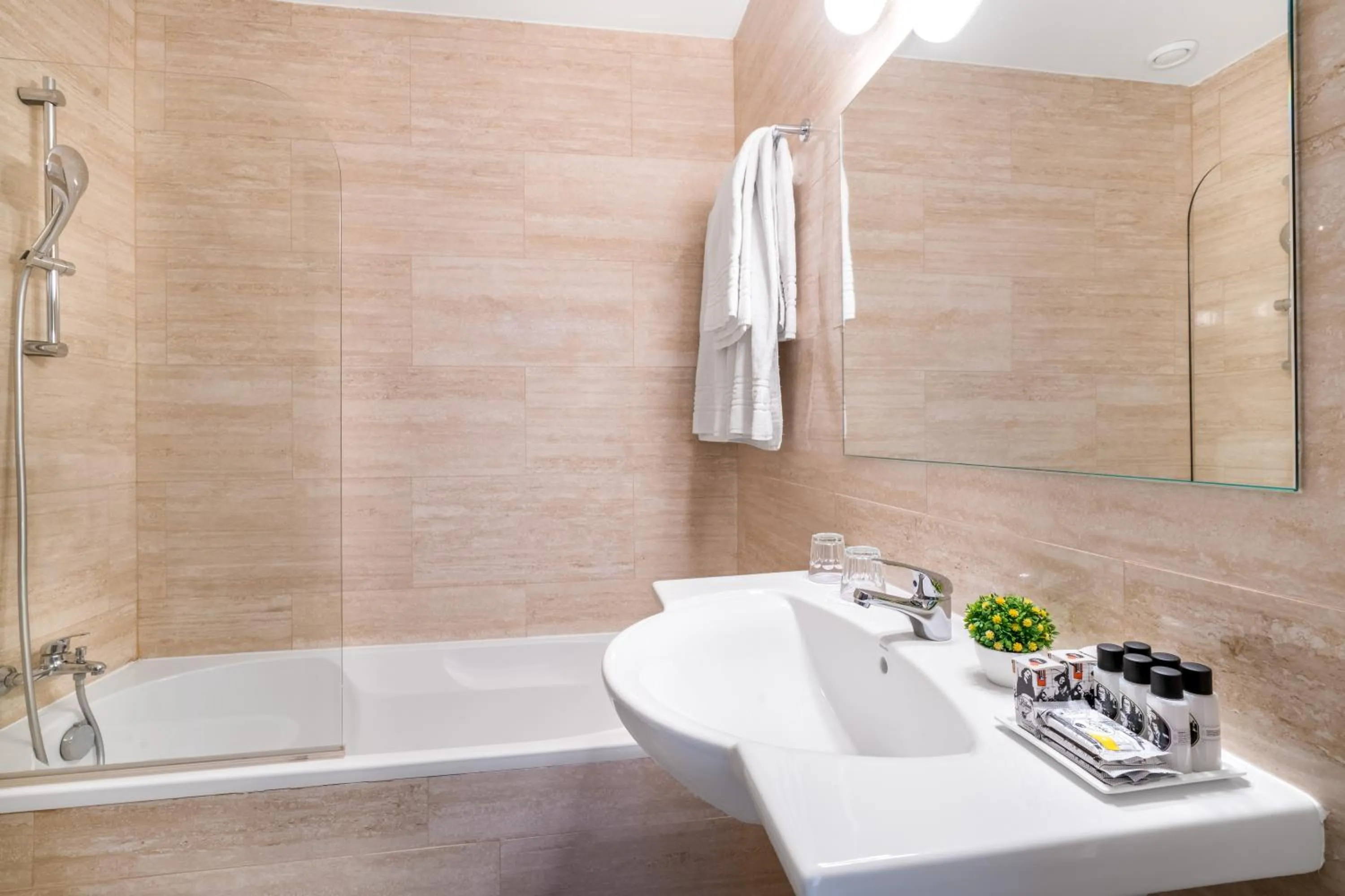 Bathroom in Rossio Garden Hotel