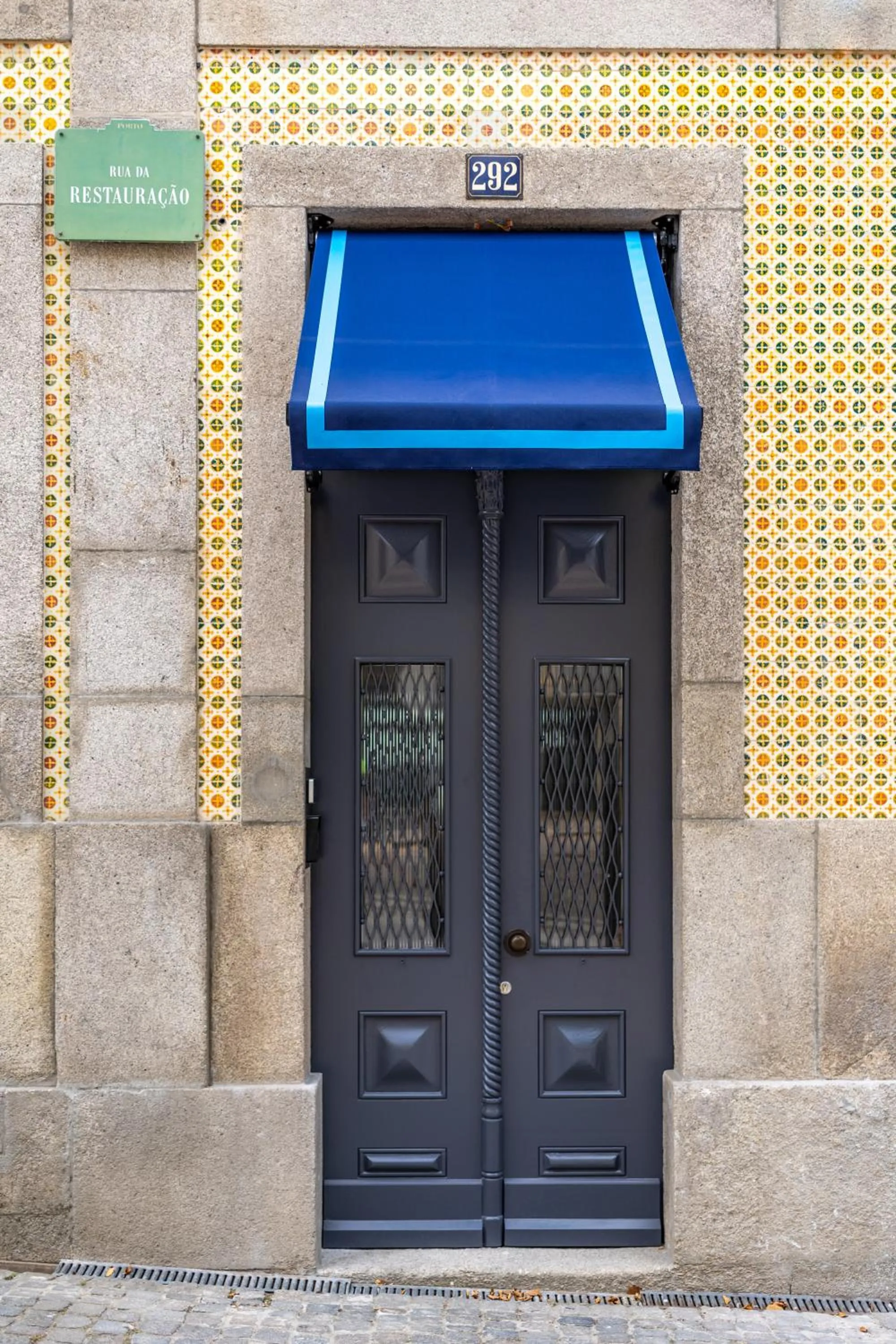 Facade/entrance in Maison Bleue