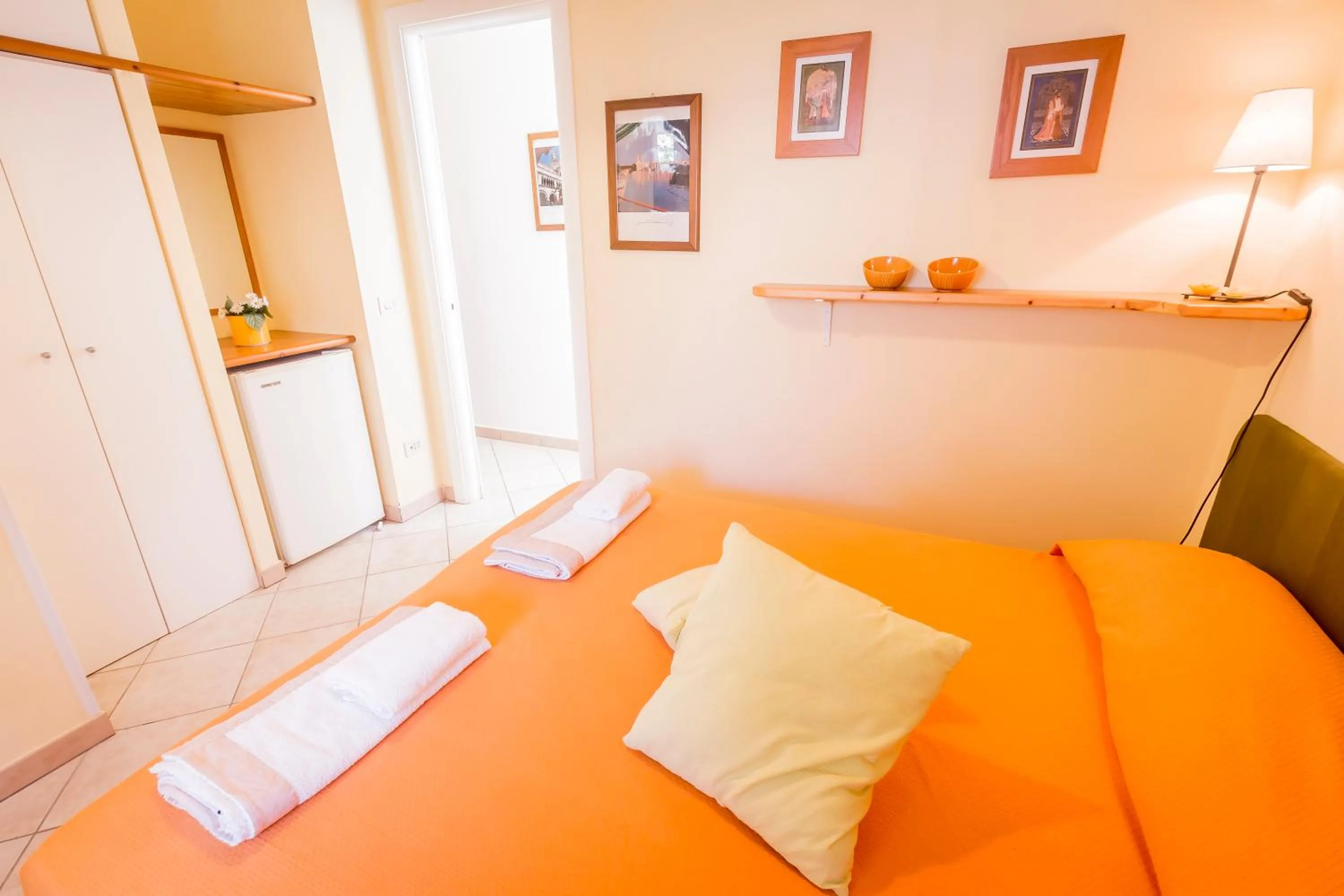 Photo of the whole room in Mandarinoarancio