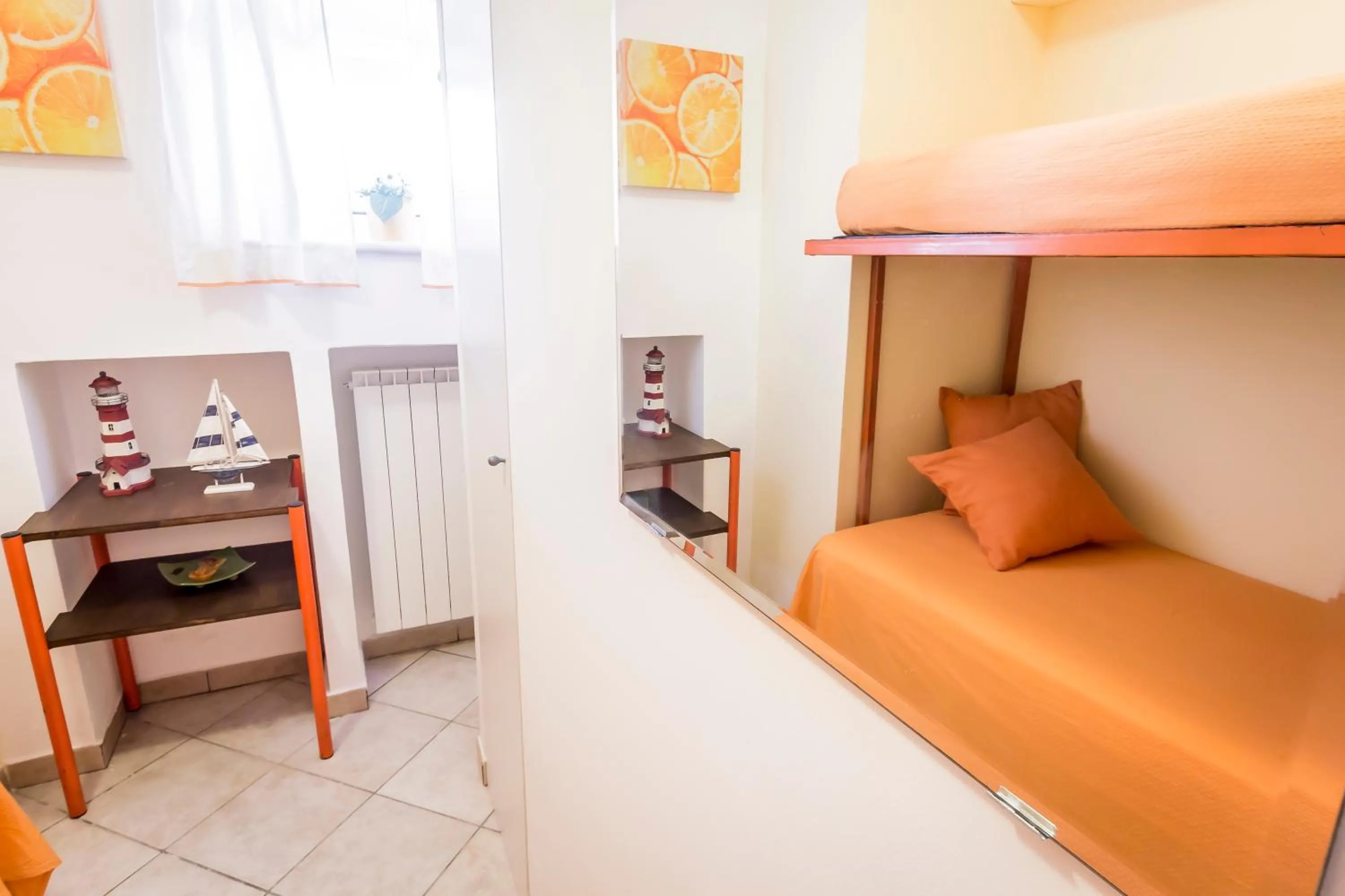 Photo of the whole room in Mandarinoarancio