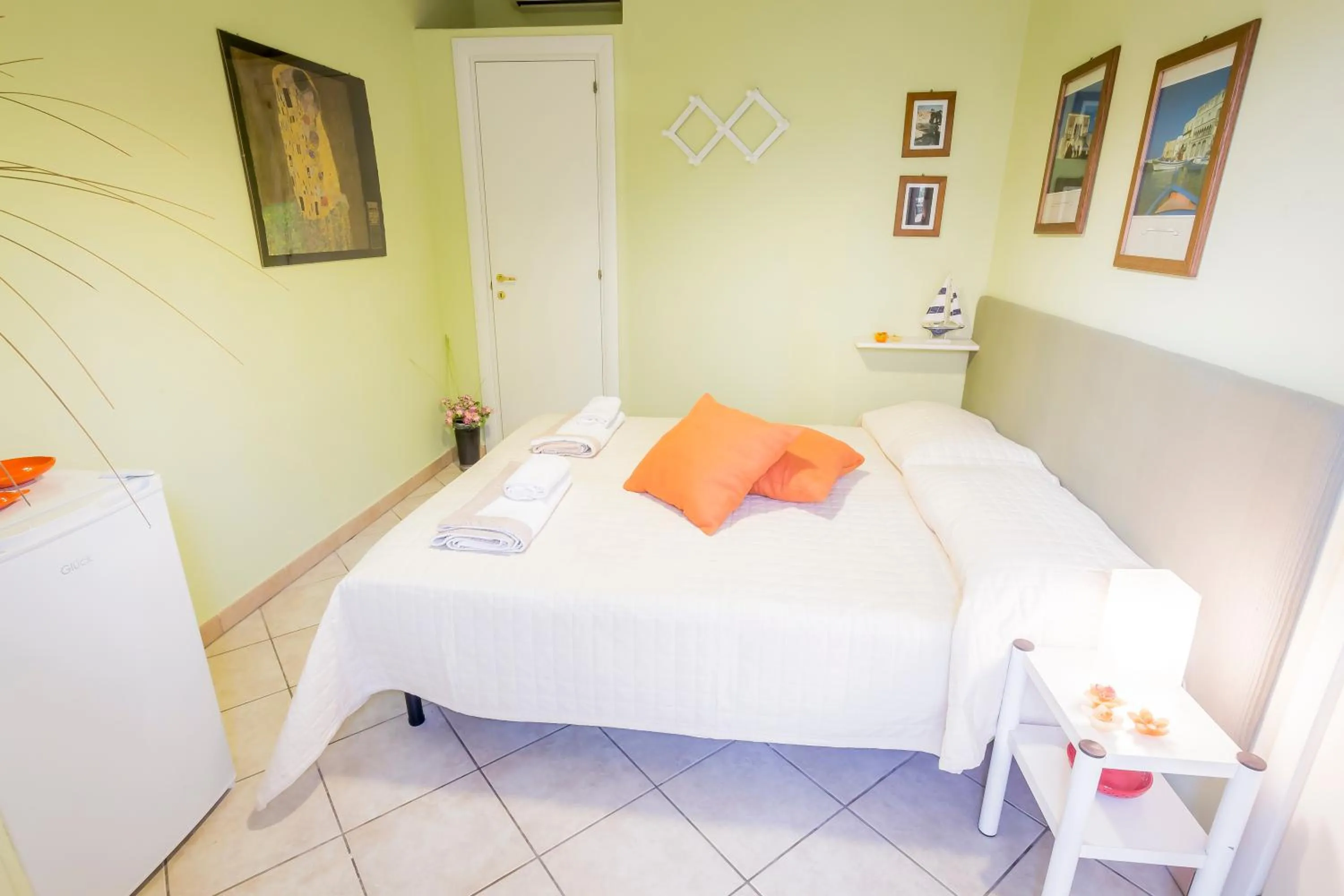 Photo of the whole room in Mandarinoarancio