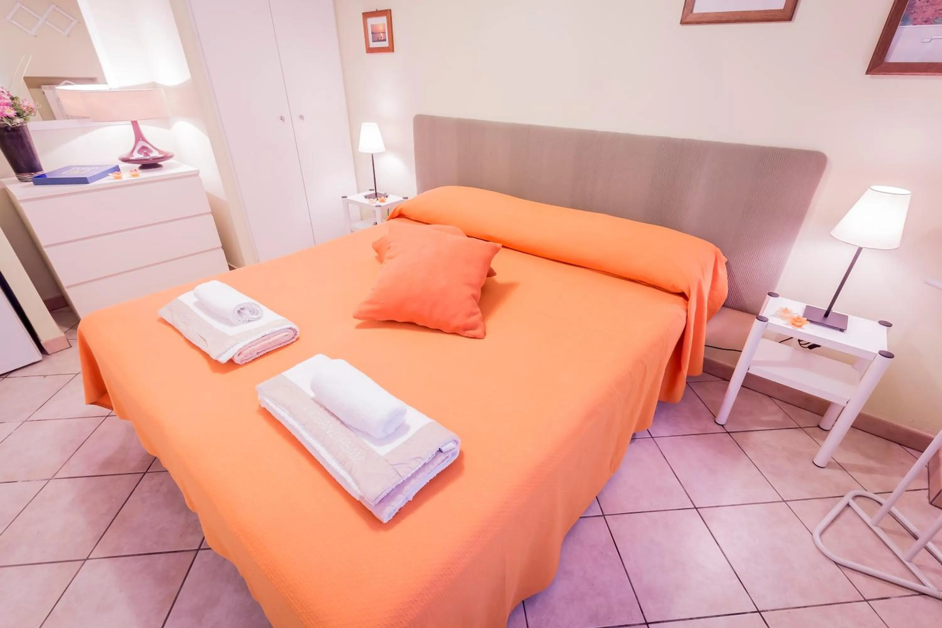 Photo of the whole room in Mandarinoarancio