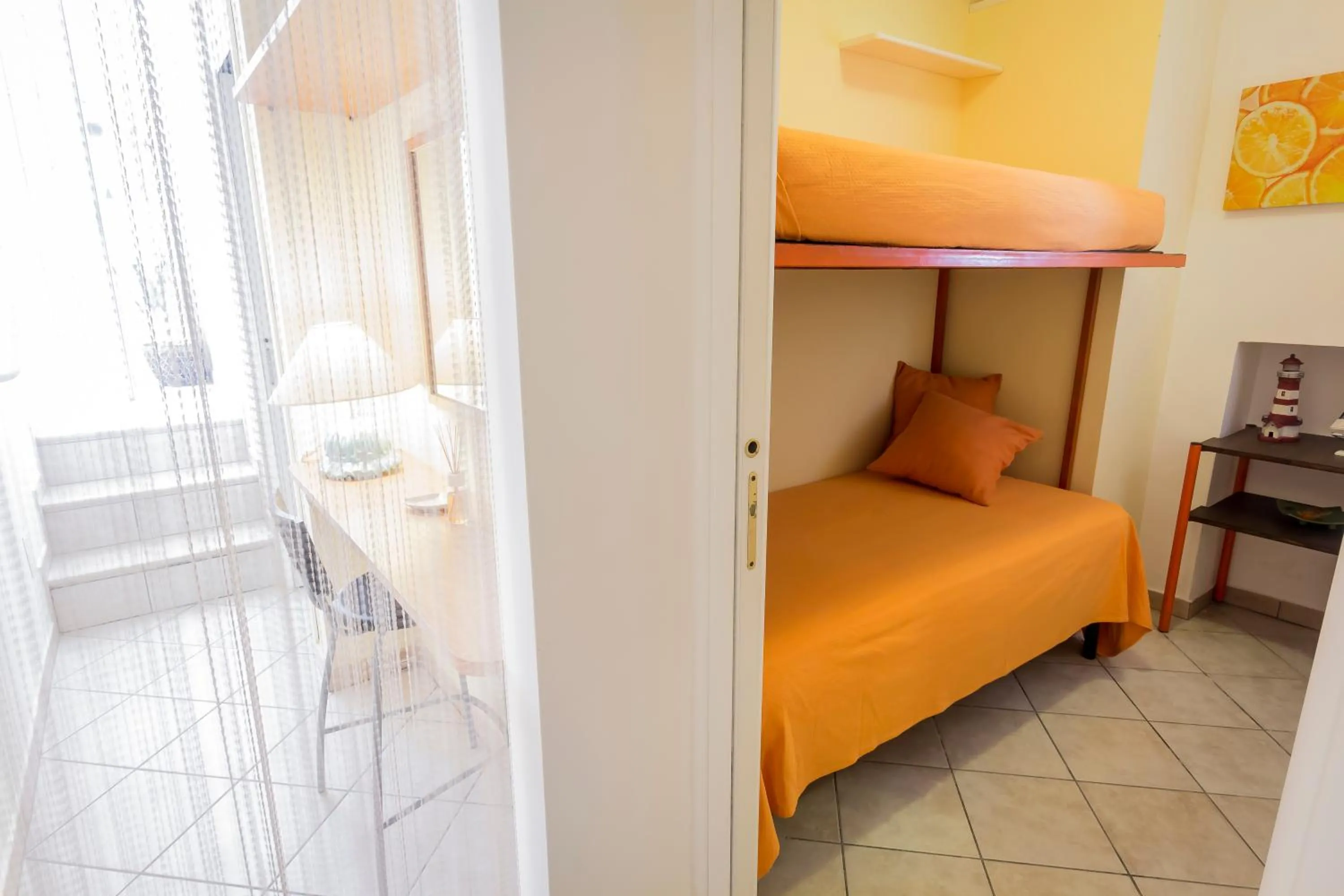 Photo of the whole room in Mandarinoarancio