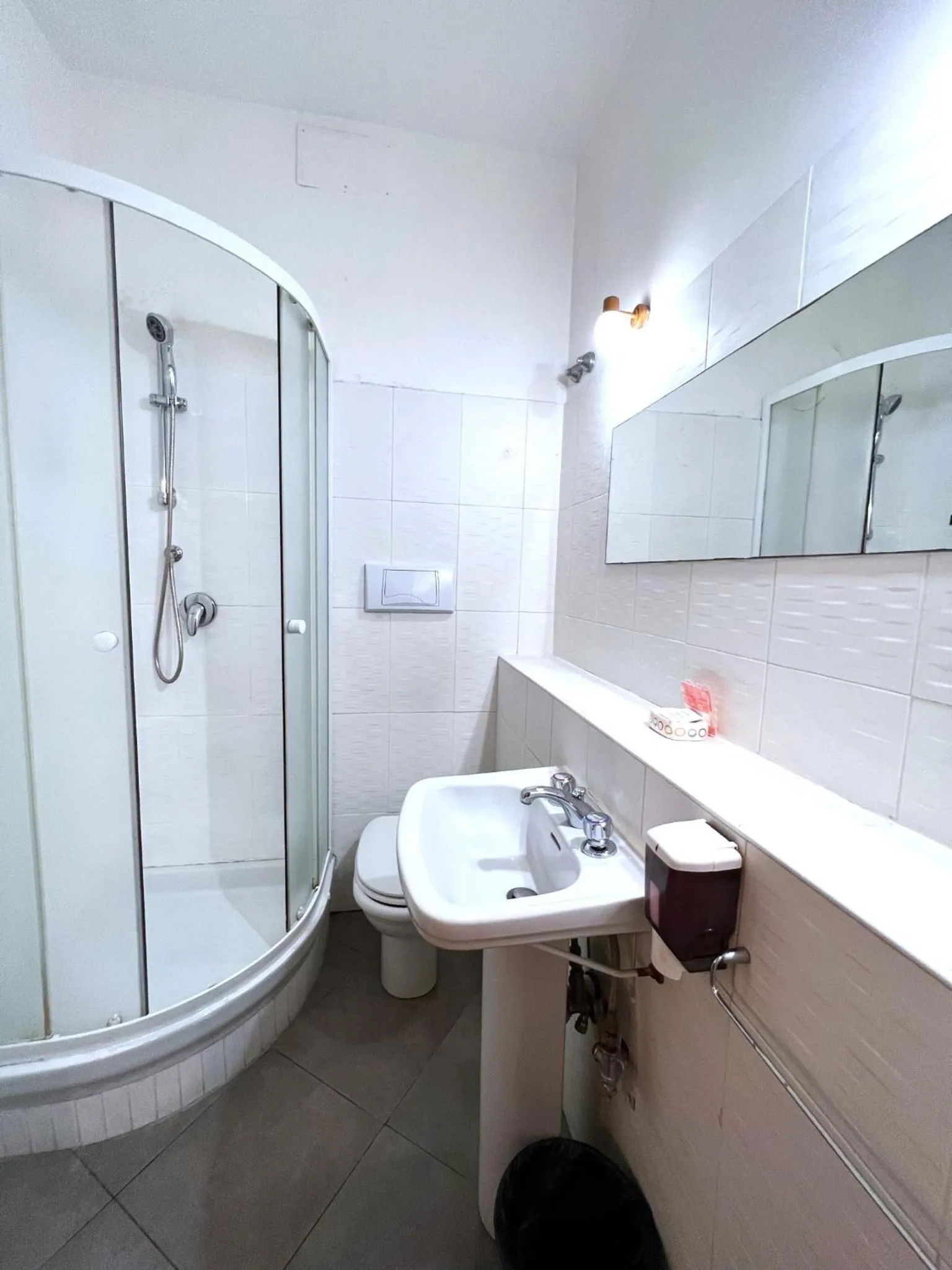 Shower in Booking Inn Settembre 95