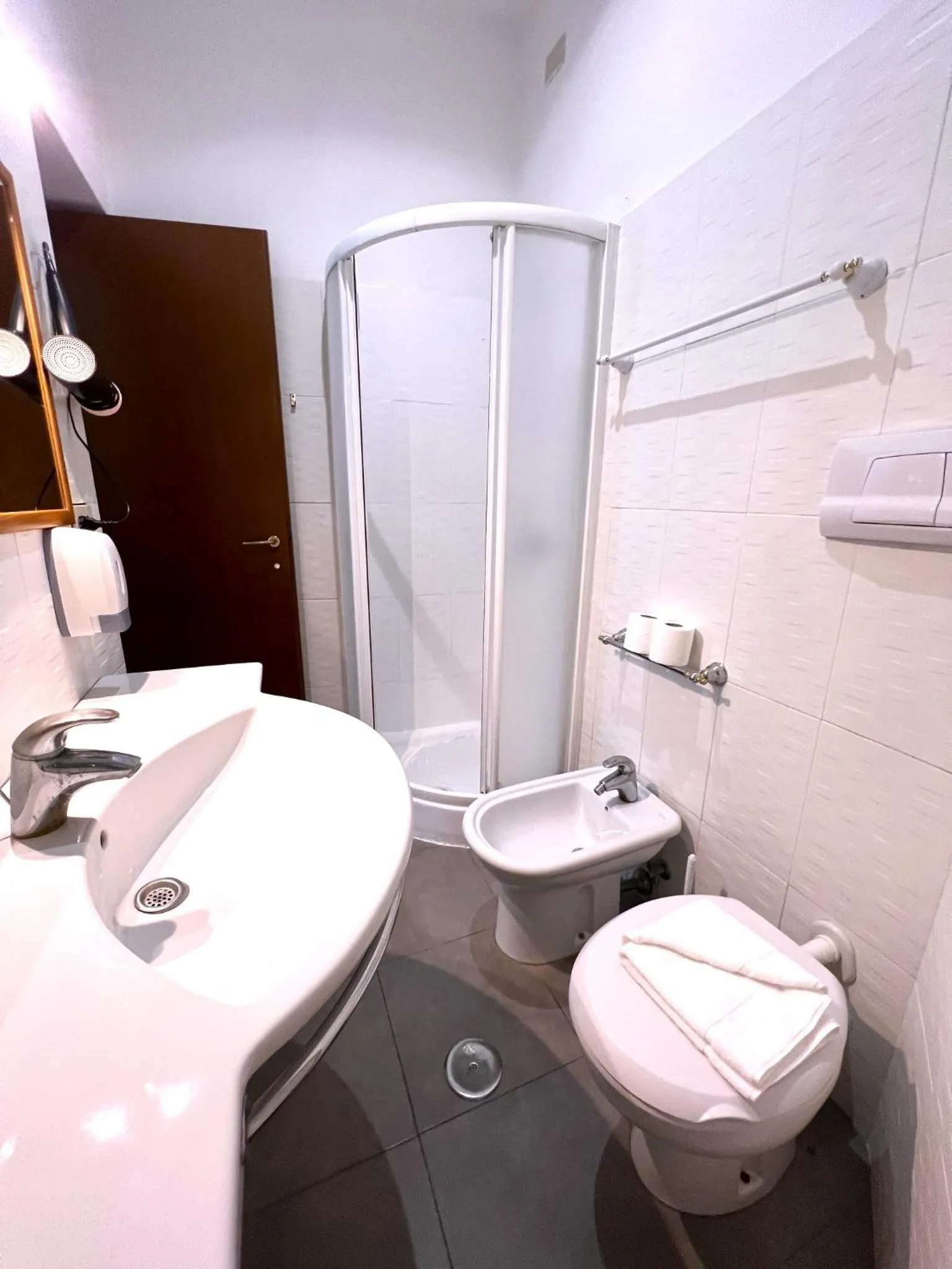 Shower in Booking Inn Settembre 95