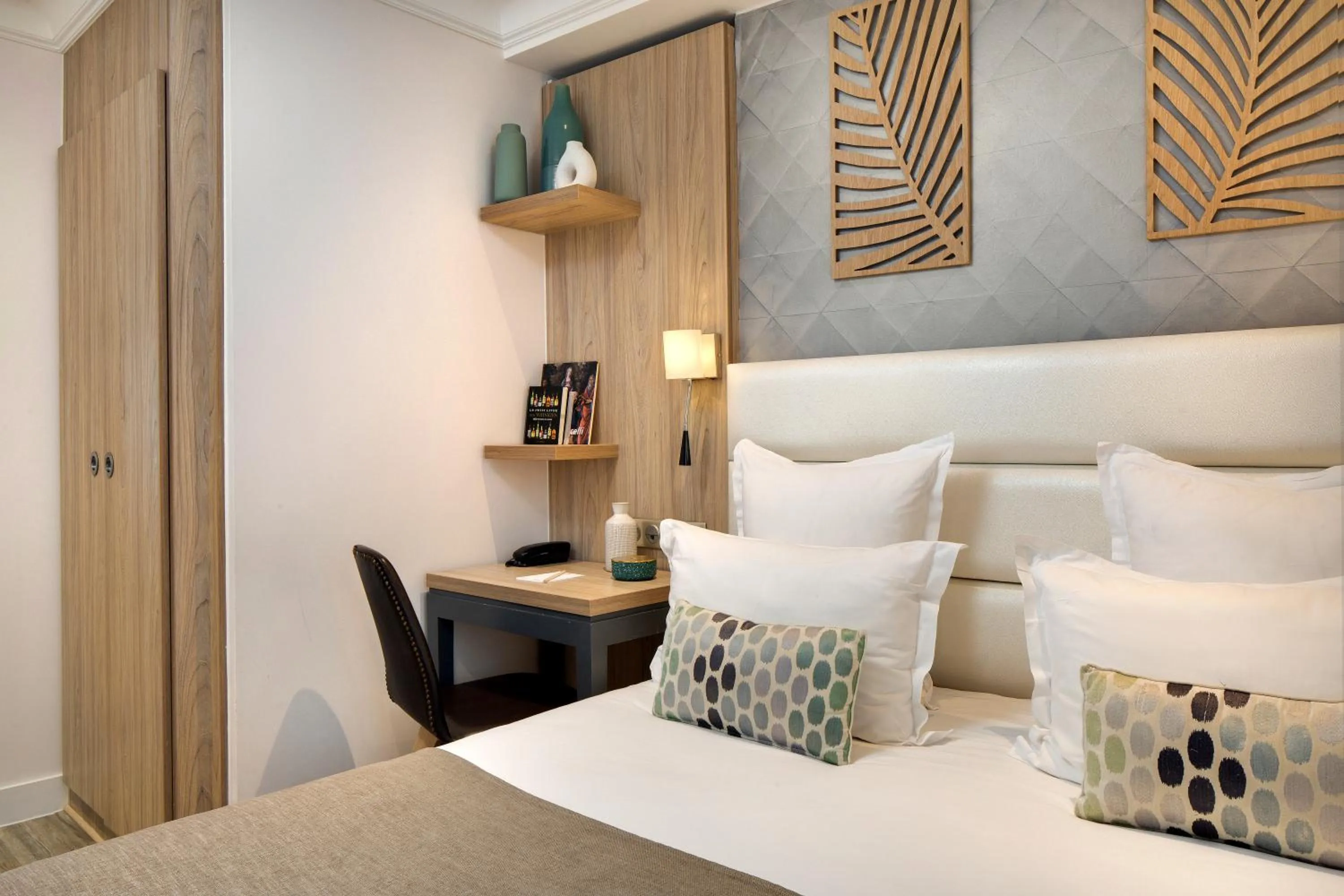 Bed in Serotel Suites Opera